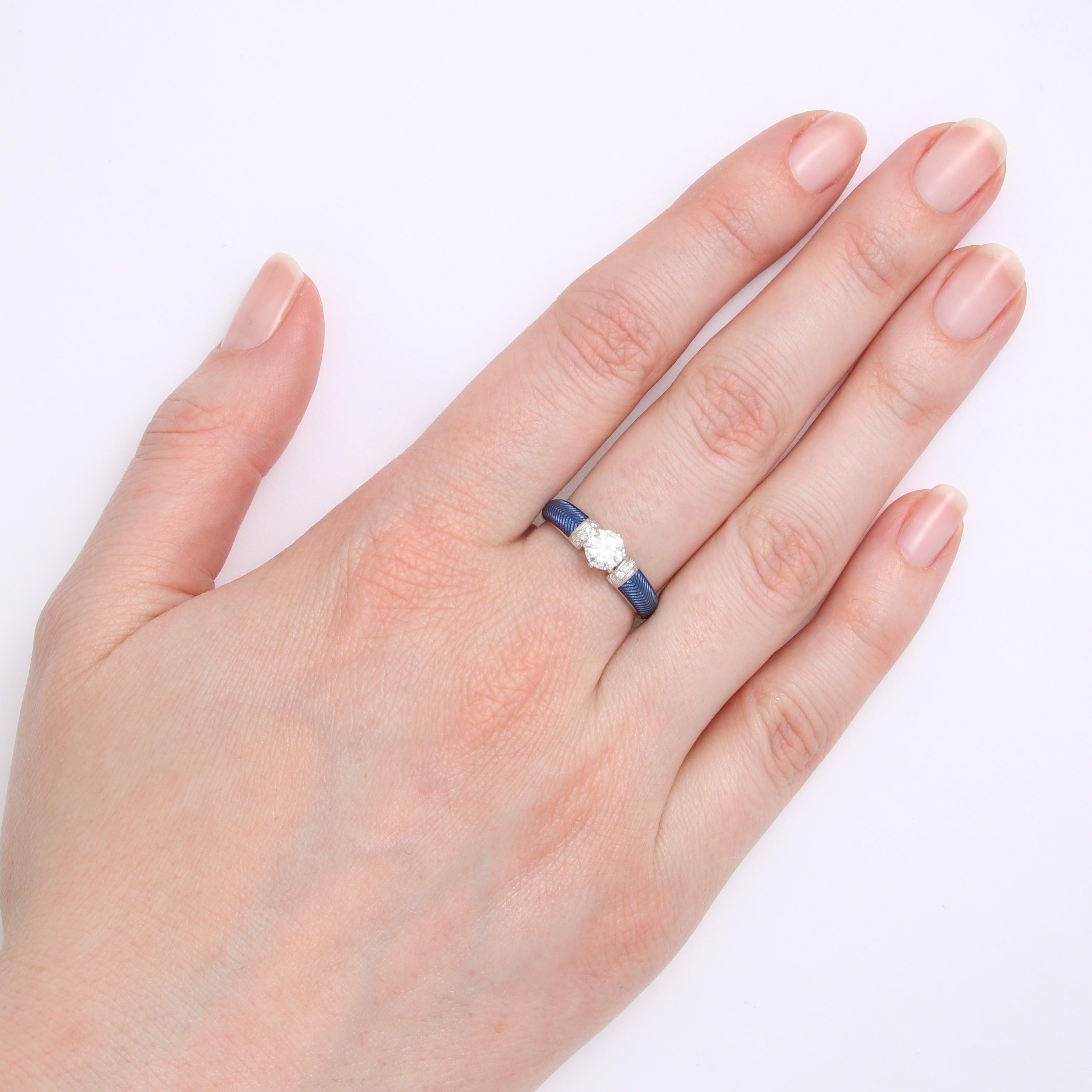 Im Angebot: 0,5 Karat Diamant Solitär Emaille-Ring Blauer Vitreous 18k Weißgold 9 Diamanten () 2