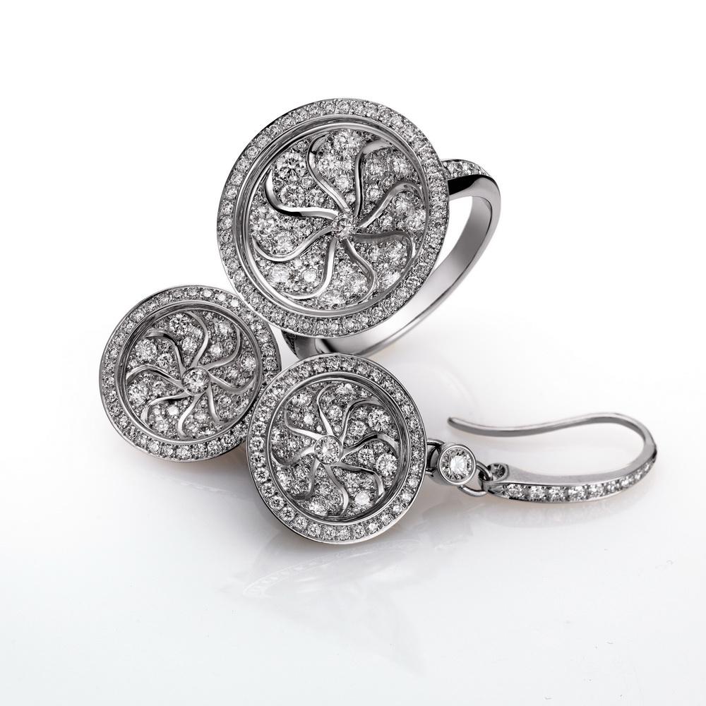 Victor Mayer round dangle earrings 18k white gold, Trance collection, 170 diamonds, total 1.18 ct, G VS, brilliant cut, diameter app. 14.1 mm, height app. 32.3 mm

About the creator Victor Mayer 
Victor Mayer is internationally renowned for elegant