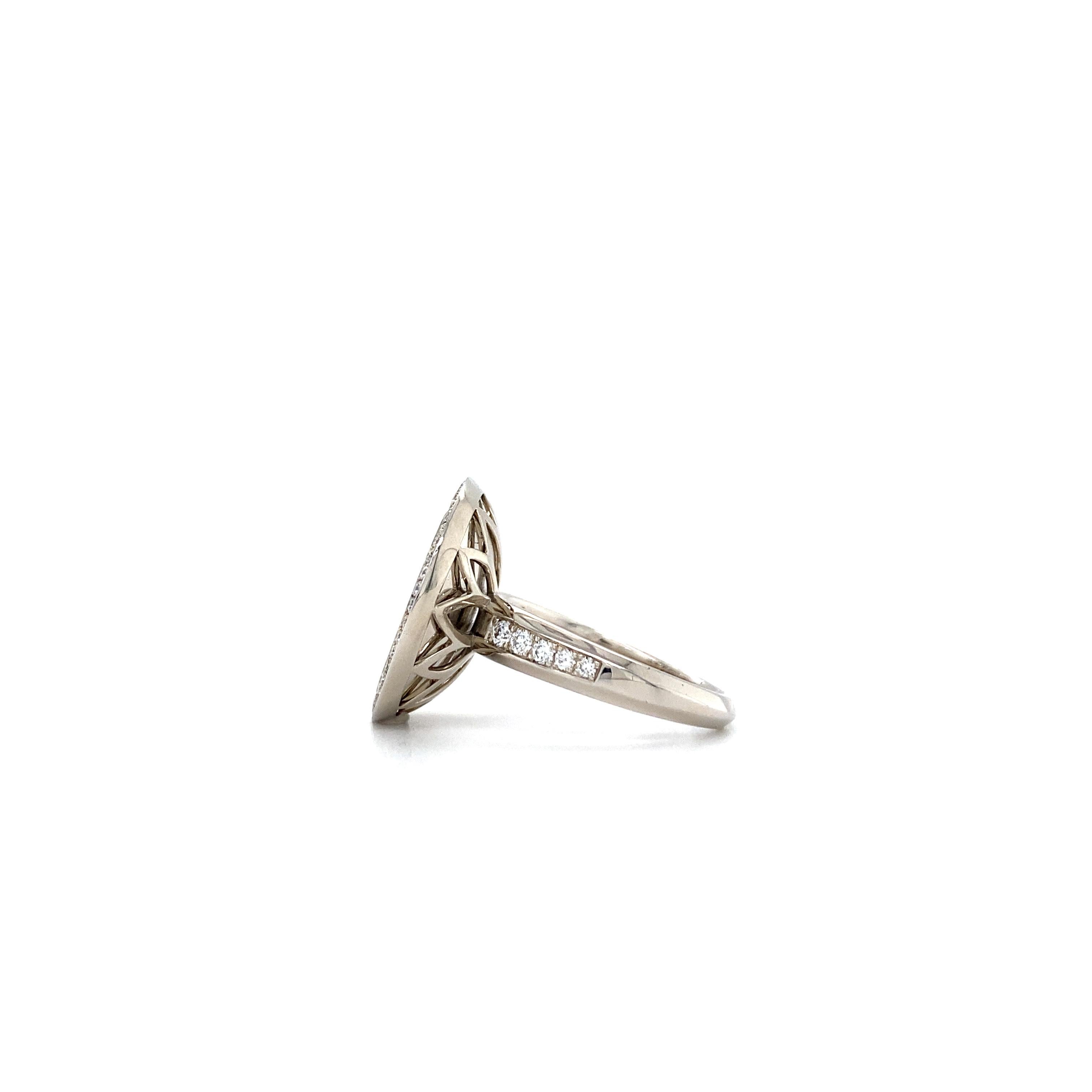 Runder rosa Guilloche-Emaille-Ring aus 18 Karat Weißgold mit 57 Diamanten im Angebot 5