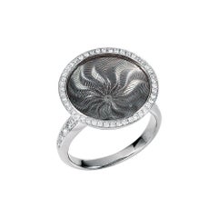 Bague ronde en argent, émail gris guilloché et or blanc 18 carats avec 57 diamants