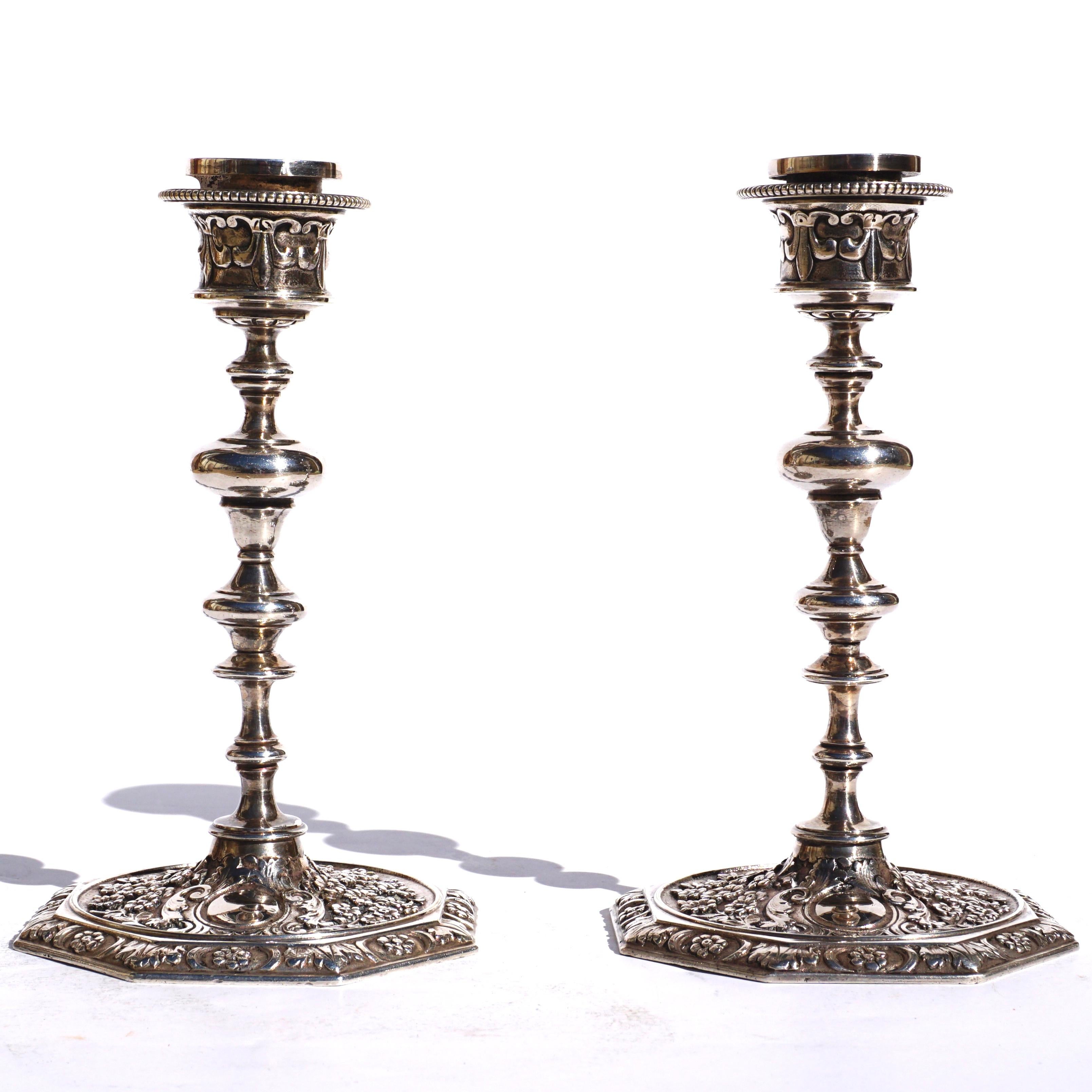 Une magnifique paire de chandeliers du célèbre bronzier français du XIXe siècle Victor Paillard (1805-1886). Marqué de sa couronne sur le cachet VP. Les détails ciselés sur la base des motifs floraux avec des fleurs de lys inversées sous la