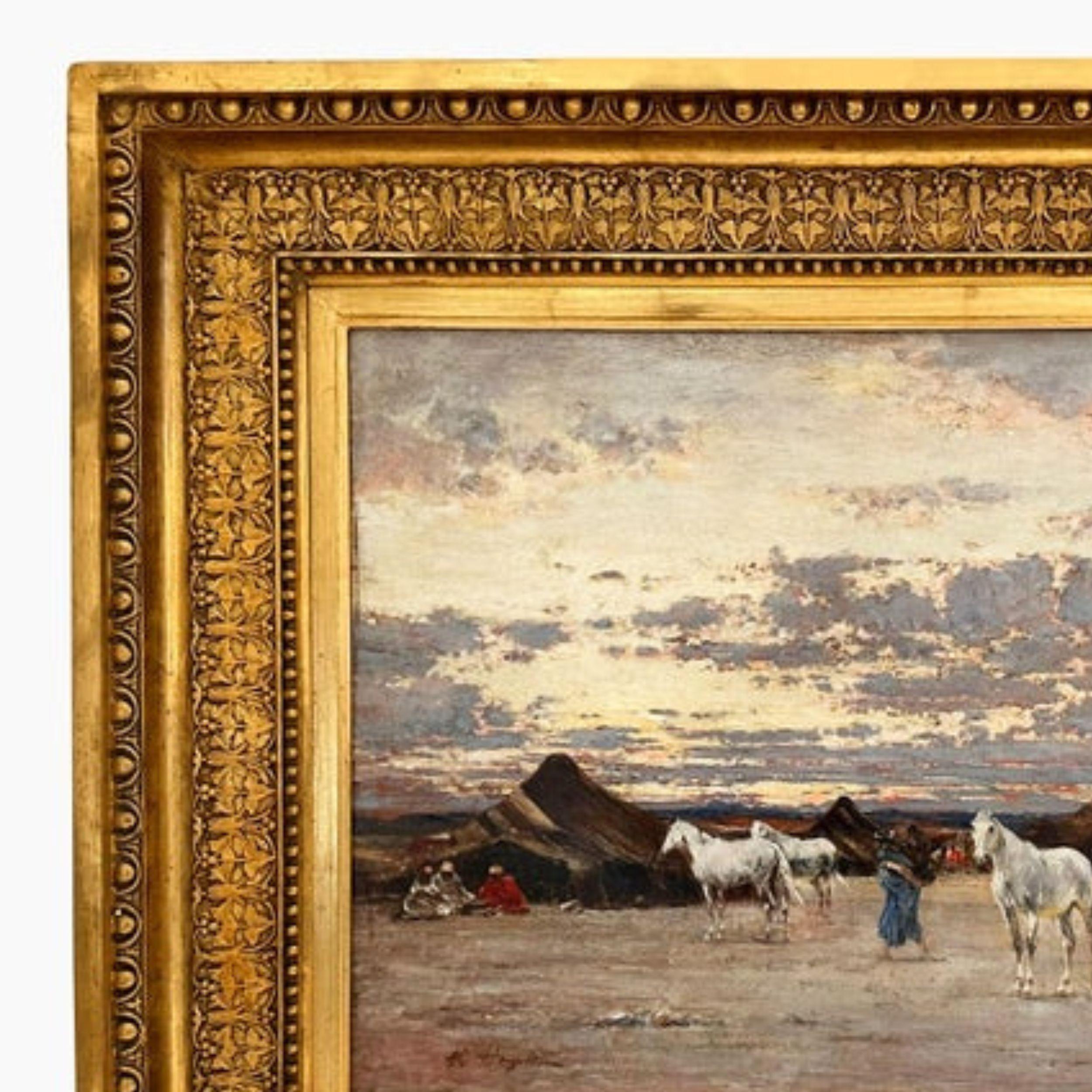 Mentre il sole proietta i suoi ultimi raggi dorati sulla vasta distesa del deserto, l'opera Arab Camp at Desert di Victor Huguet cattura un momento tranquillo ma dinamico in un accampamento nomade. Le calde tonalità della luce del giorno che si sta