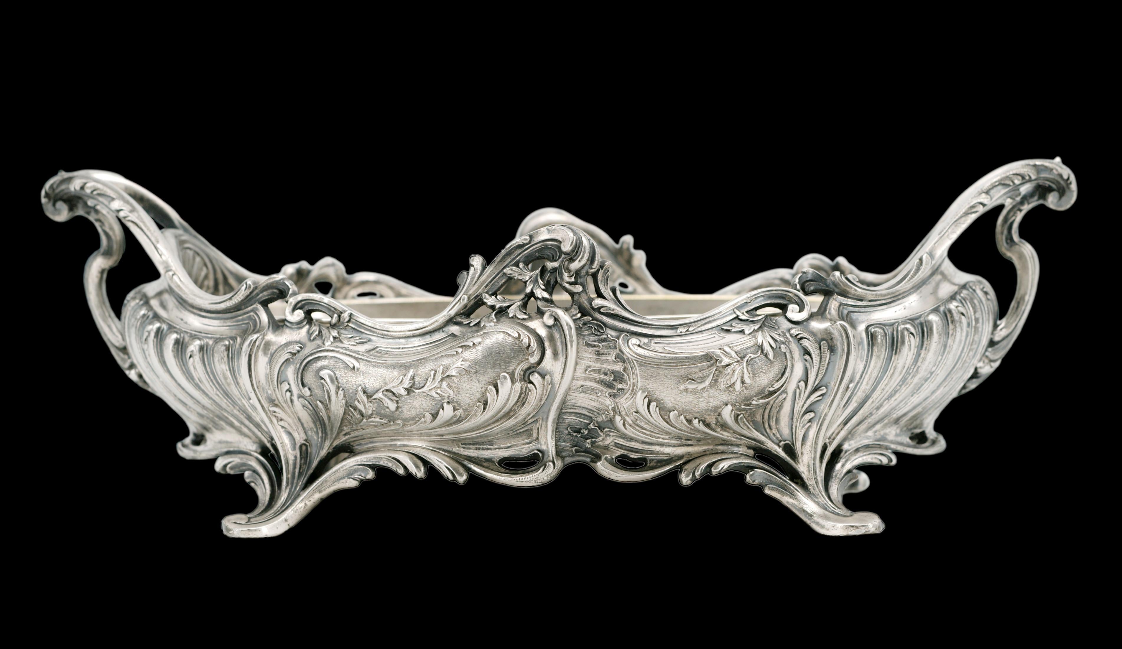 French Art Nouveau centerpiece planter by Victor SAGLIER, 12 rue d'Enghien , Paris, France, ca.1890. Silverplate metal. Black patina in the hollows to accentuate the reliefs. Height : 5.3