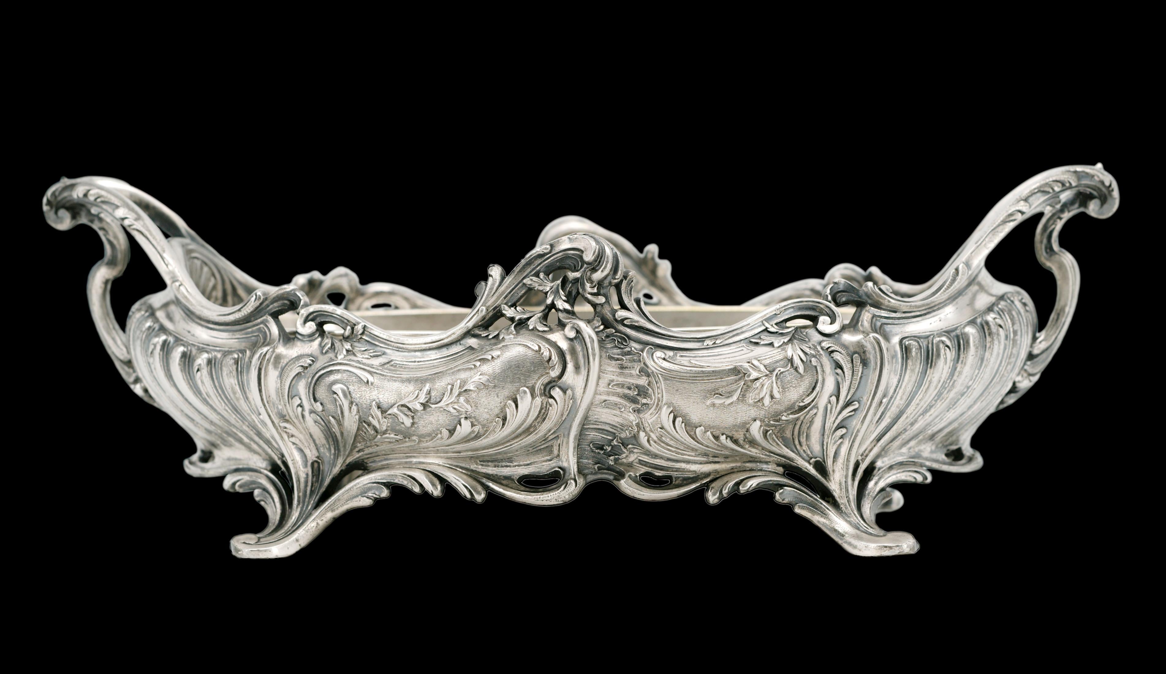 Fioriera da centro in stile Art Nouveau francese di Victor SAGLIER, 12 rue d'Enghien, Parigi, Francia, 1890 circa. Metallo argentato. Patina nera nelle cavità per accentuare i rilievi. Altezza: 5.3