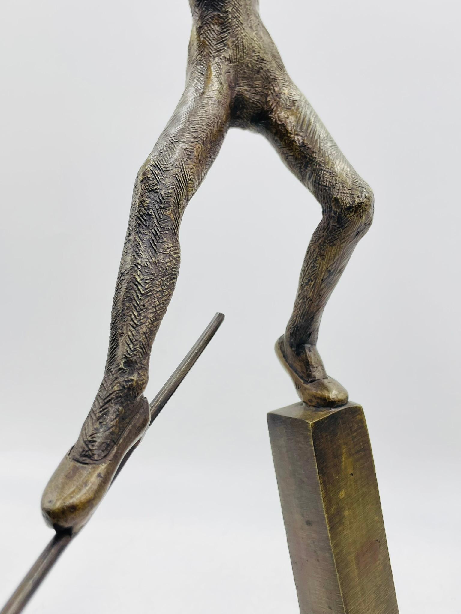 Fine XX secolo Scultura in bronzo di Victor Salmones intitolata 
