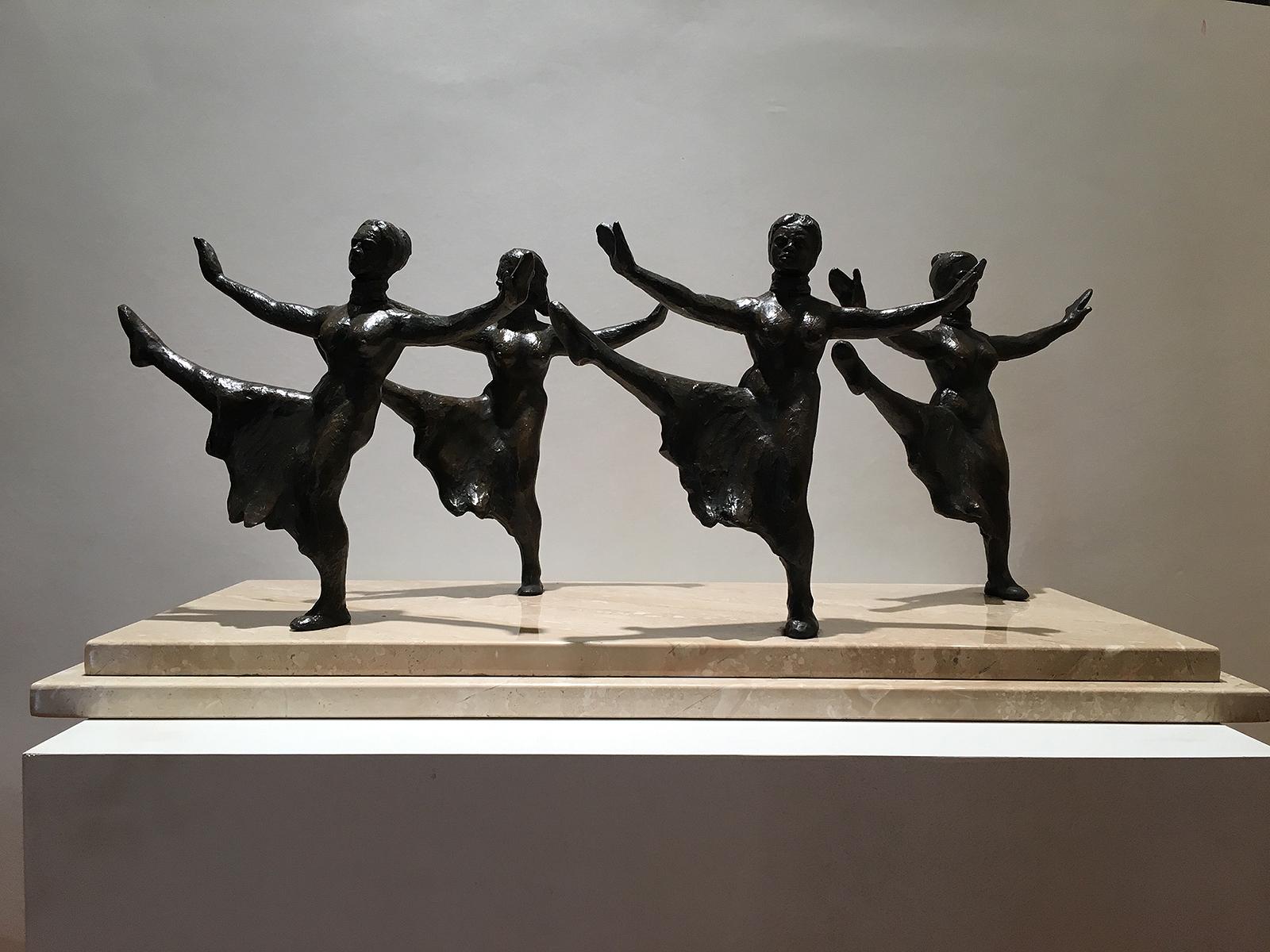 Escultura de bronce Bailarinas - Figurative Sculpture Oro de Victor Salmones