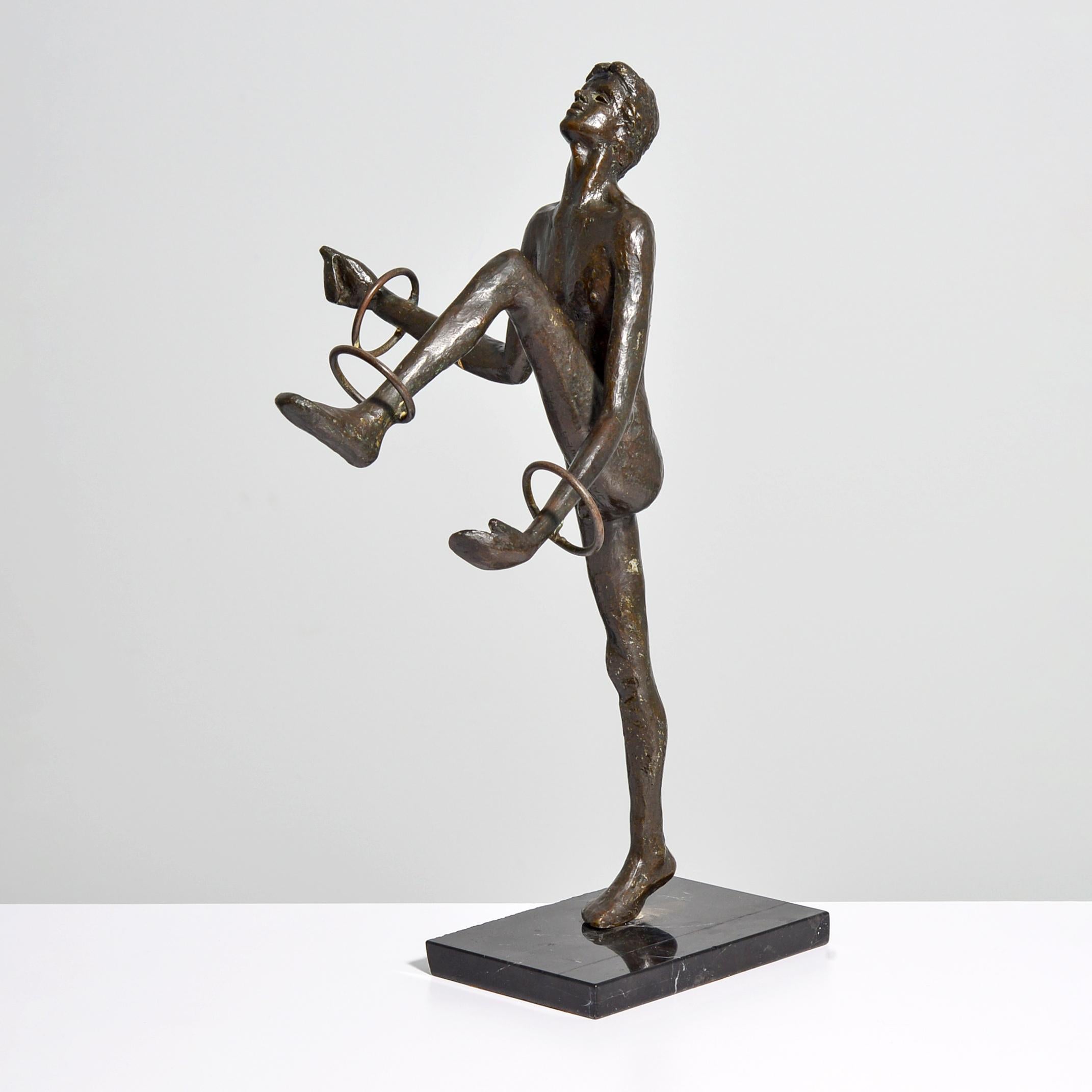 Artista/Diseñador; Fabricante: Victor Salmones (mexicano, 1937-1989)
Marca(s); notas: firmado, marca(s); Prueba de artista
Materiales: bronce, piedra (base)
Dimensiones (alto, ancho, fondo): 21" alto, 12" ancho, 12" fondo
Información adicional: