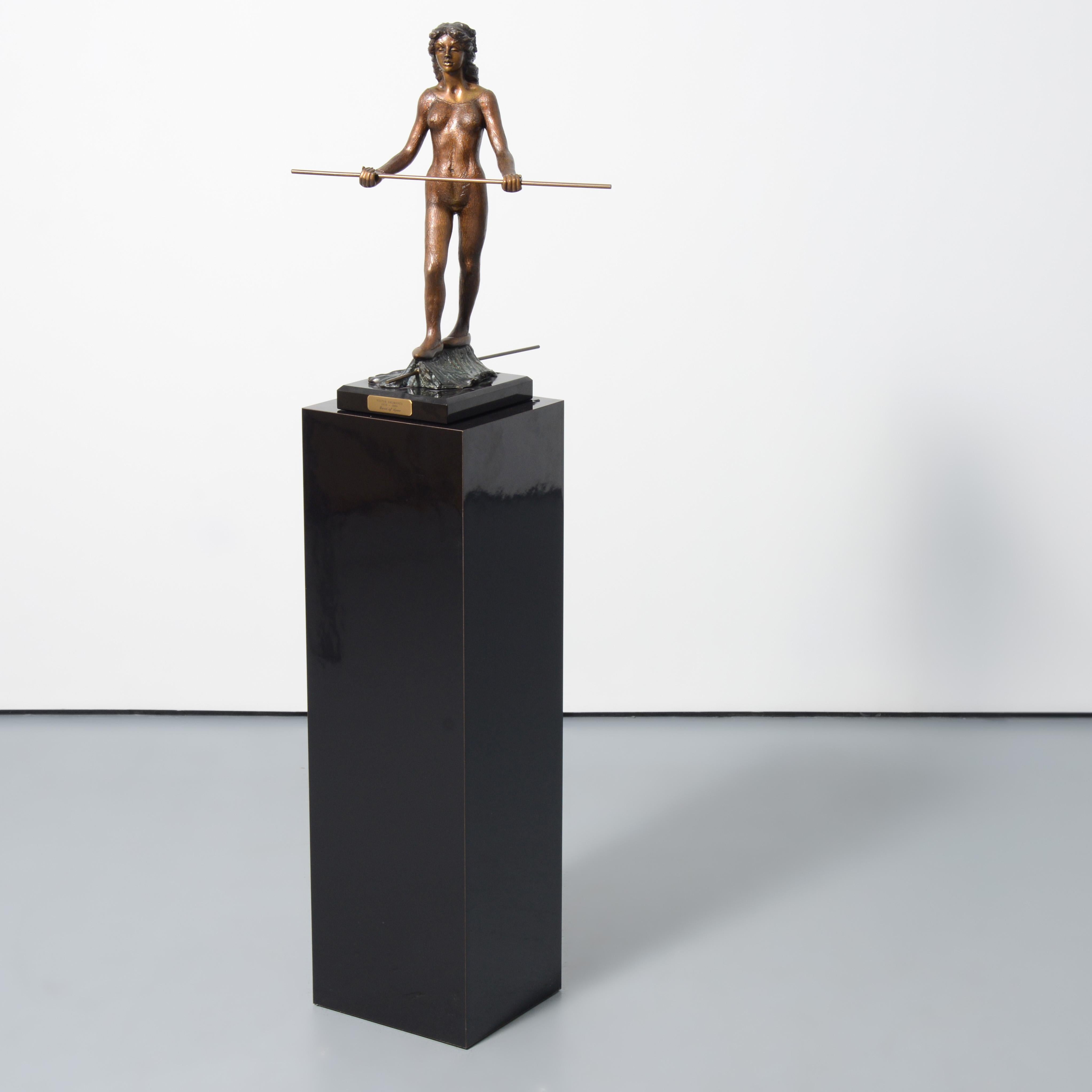 Victor Salmones REINA DEL ESPACIO Escultura de bronce en venta 16