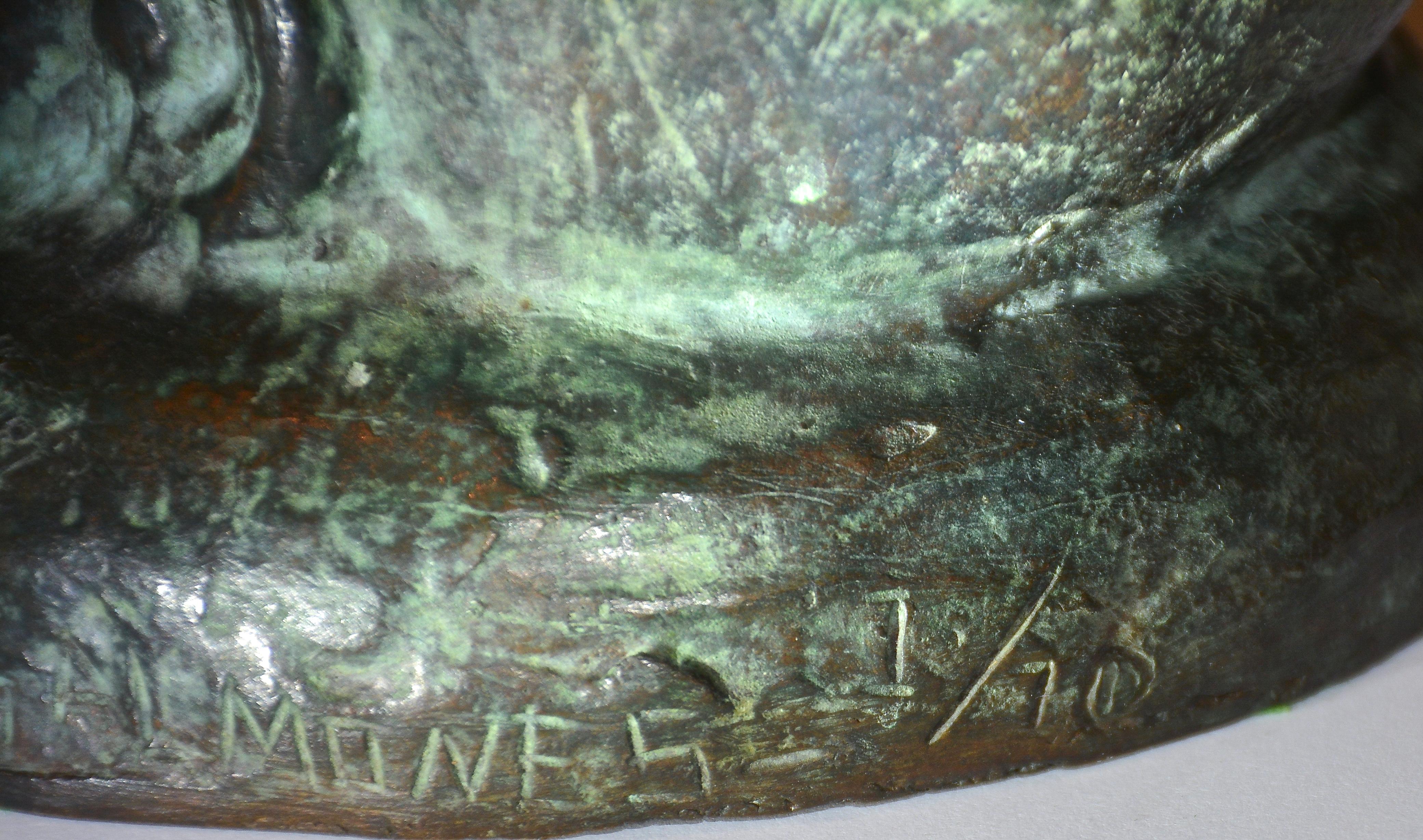 Buste d'un jeune enfant en bronze signé Victor Salmones en vente 8