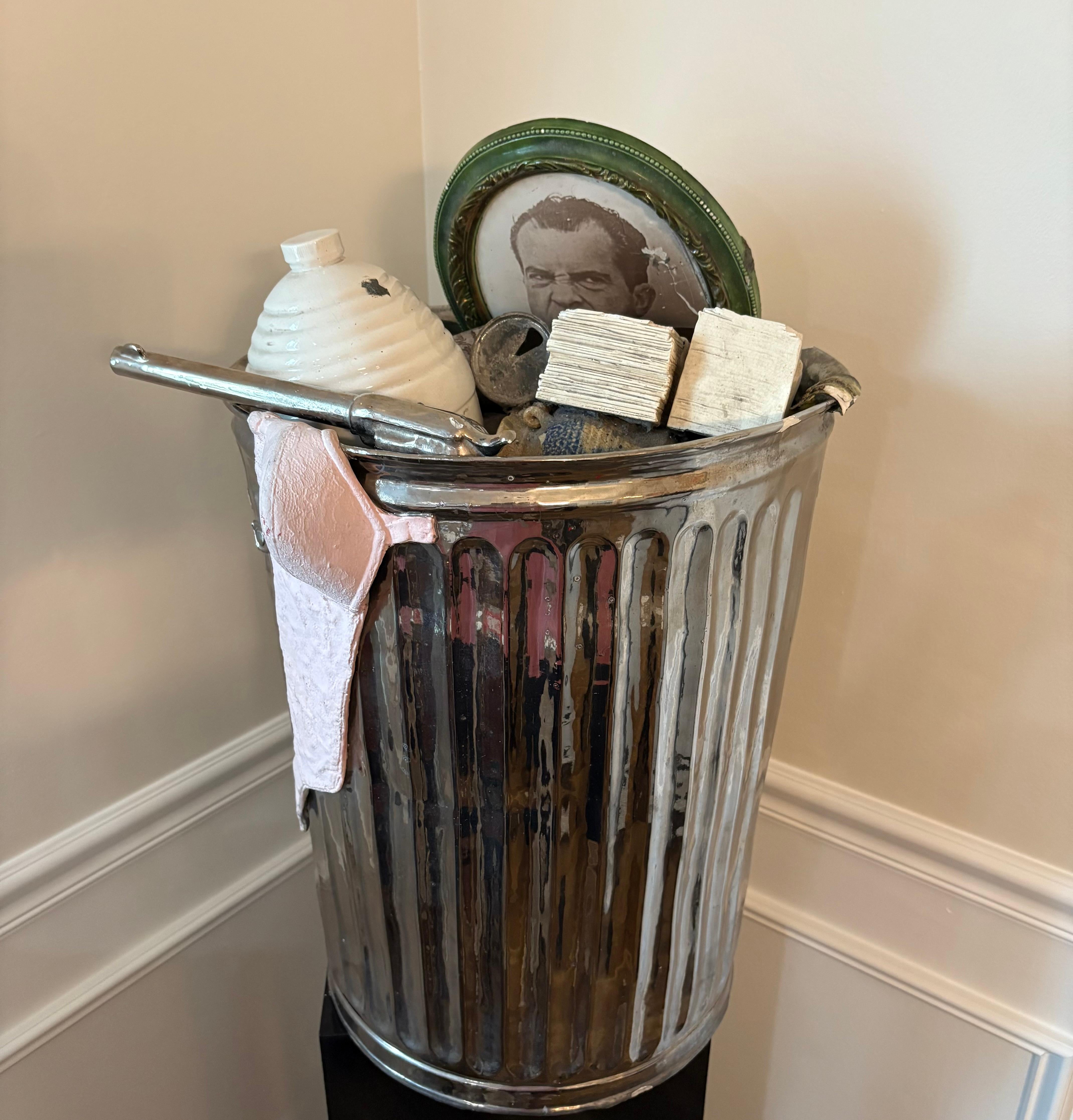 "Seau Nixon" - Sculpture de Victor Spinski