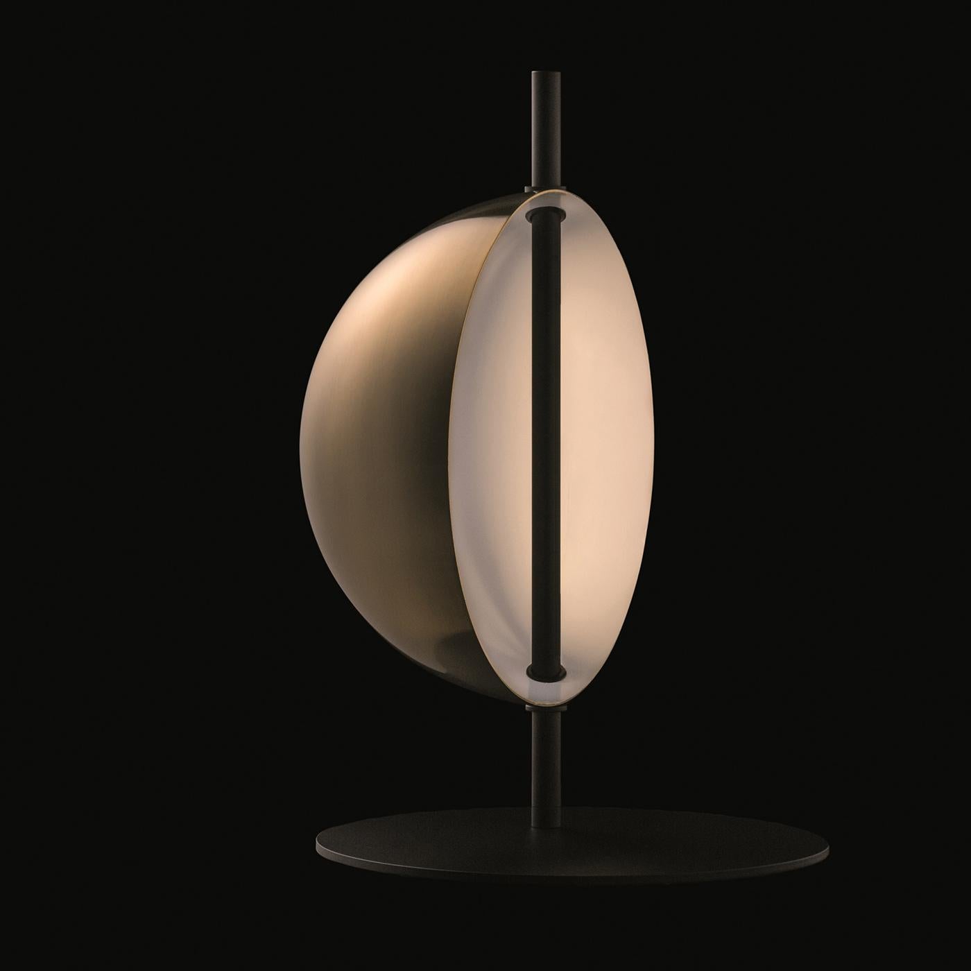 italien Lampe de bureau Superluna de Victor Vaisilev en laiton par Oluce en vente