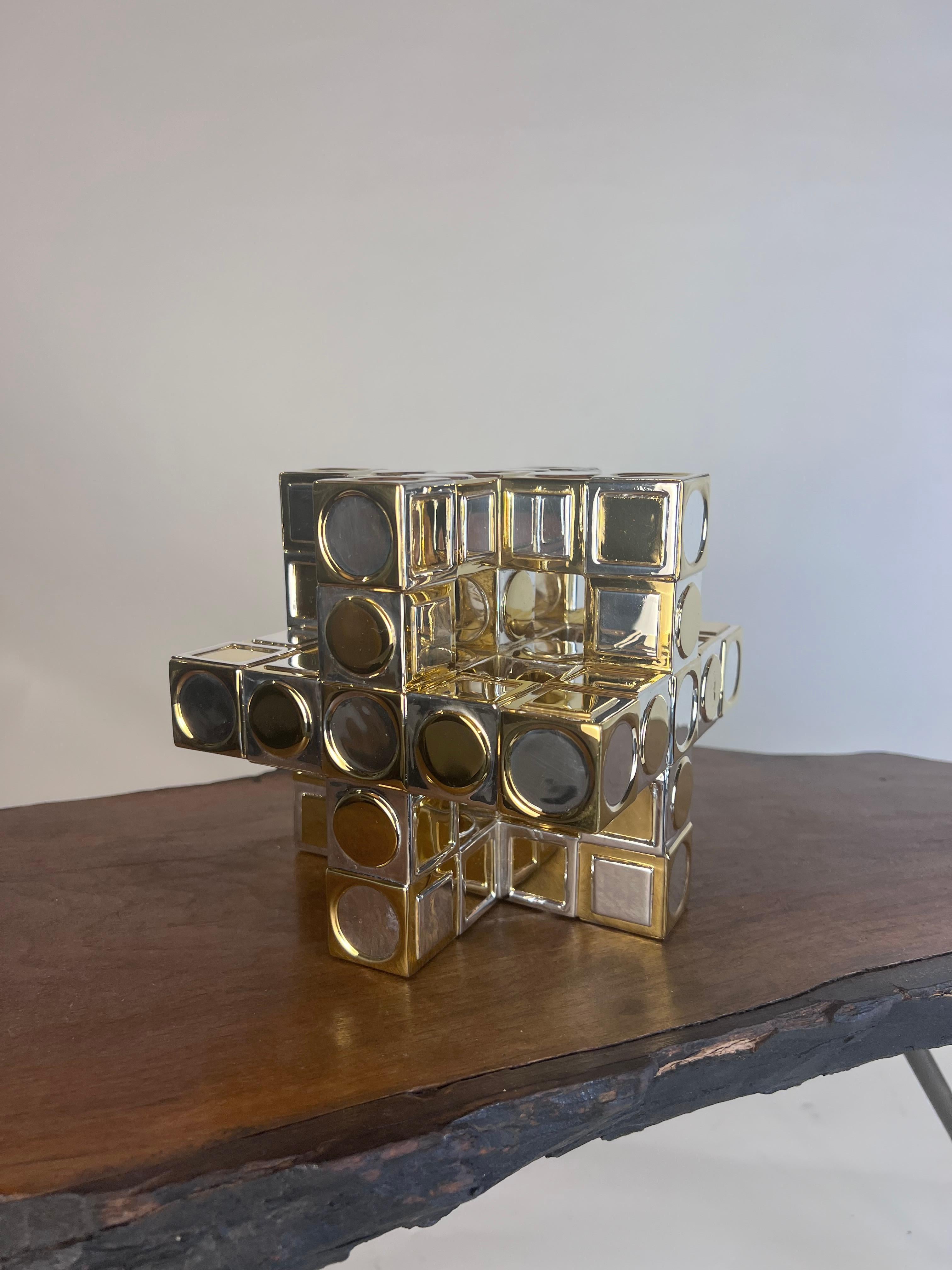 A rare TANE Orfebres Sterling Silver with vermeil sculpture by Victor Vasarely named Cuadratura. Series 6 / 20 and signed on one of its sides. Manufactured in 1978.

Weight: 2390 g.
Measurements: 15 x 15 x 15 cm. (5.9 x 5.9 x 5.9
