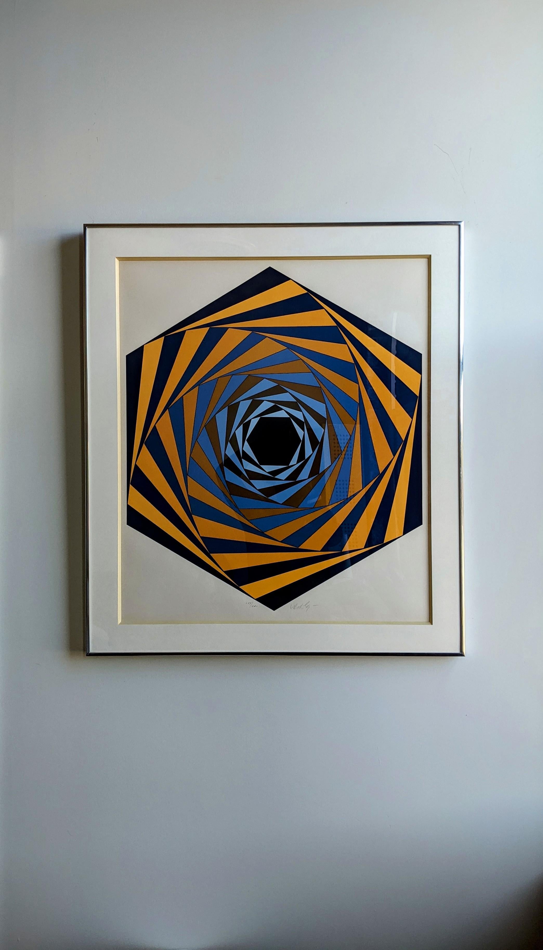 Serigraph medium signed and numbered by Victor Vasarely (Pécs, 1906 - Paris, 1997). Numbered 187/250.

With a glossy sheen to the surface area, this work presents itself as a hexagonal puzzle of shapes and colors. Arranging diminishing geometrics of