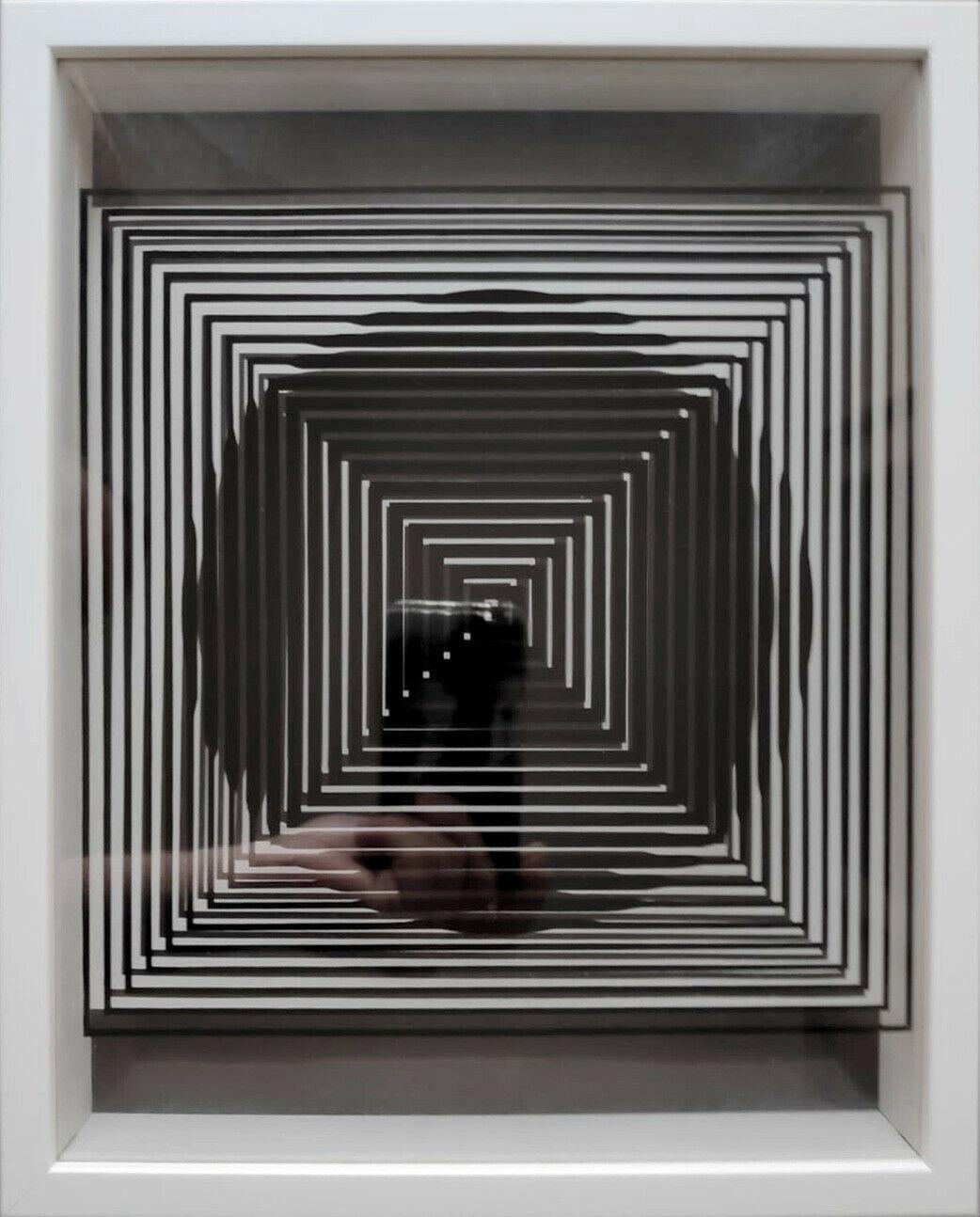 Victor Vasarely
Kinetics 1
double screen print on rhodoid and cardboard
editions of the griffon
neuchatel (switzerland)
1st edition . 1973
white wood frame
perfect condition
very nice kinetic effect by superimposing the 2 supports
Frame dimensions: