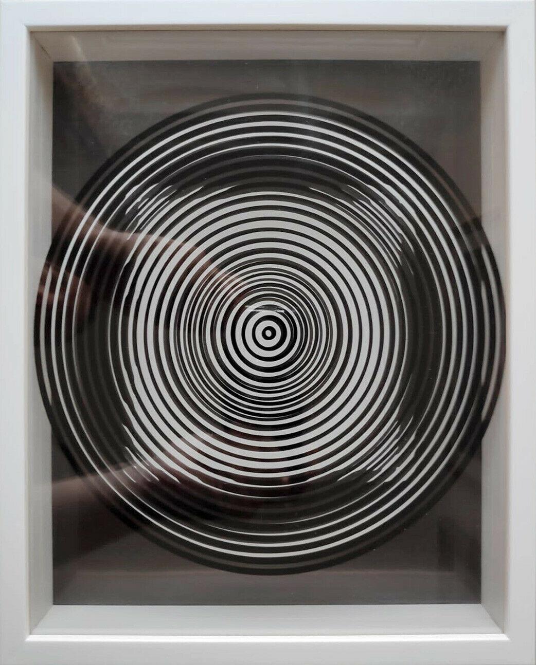 Victor Vasarely
Kinetics 4
double screen print on rhodoid and cardboard
editions of the griffon
neuchatel (switzerland)
1st edition . 1973
white wood frame
perfect condition
very nice kinetic effect by superimposing the 2 supports
Frame dimensions: