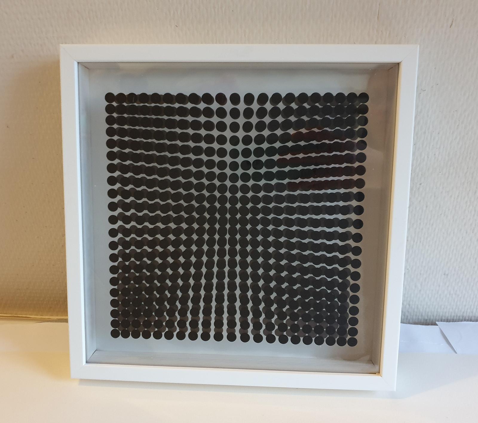 Victor Vasarely
Kinetics B

From serie : Kinetics A/ B/ C/ D
double screen print on rhodoid and cardboard
editions of the griffon
neuchatel (switzerland)
1st edition . 1973
white wood frame
perfect condition
very nice kinetic effect by superimposing