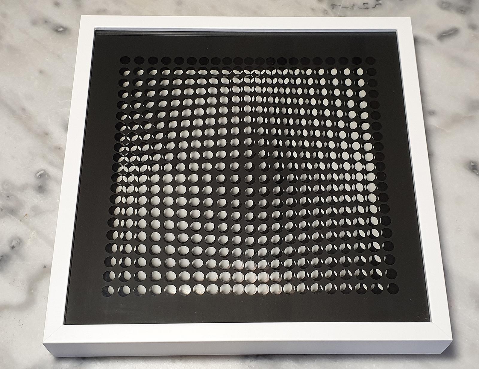 Victor Vasarely
Kinetics C

From serie : Kinetics A/ B/ C/ D
double screen print on rhodoid and cardboard
editions of the griffon
neuchatel (switzerland)
1st edition . 1973
white wood frame
perfect condition
very nice kinetic effect by superimposing