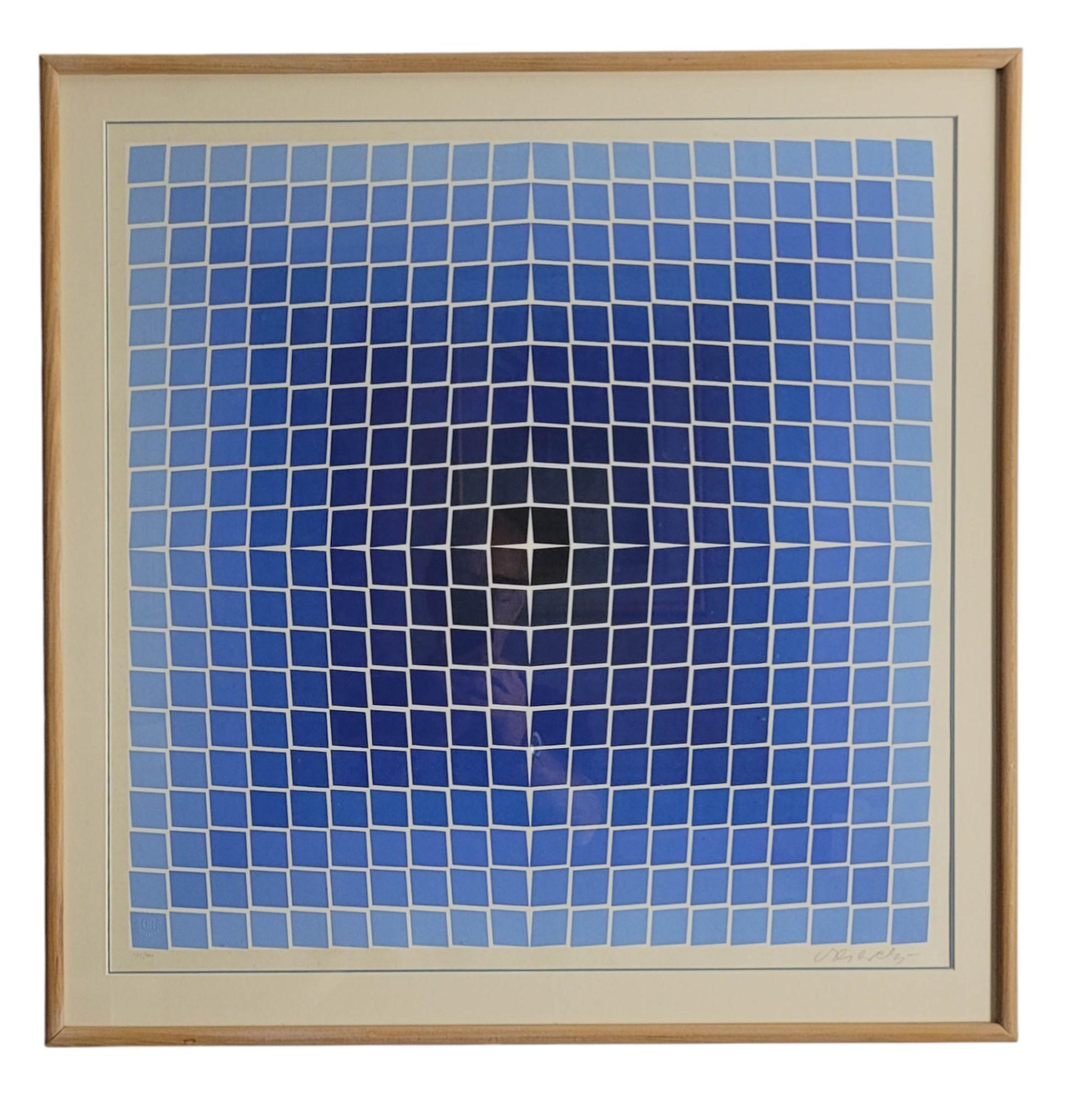 Dieses auffällige Paar Serigraphien in limitierter Auflage ist eine außergewöhnliche Darstellung von Victor Vasarelys einflussreicher Op-Art-Praxis. Jedes Werk veranschaulicht die Meisterschaft des Künstlers in der geometrischen Abstraktion und