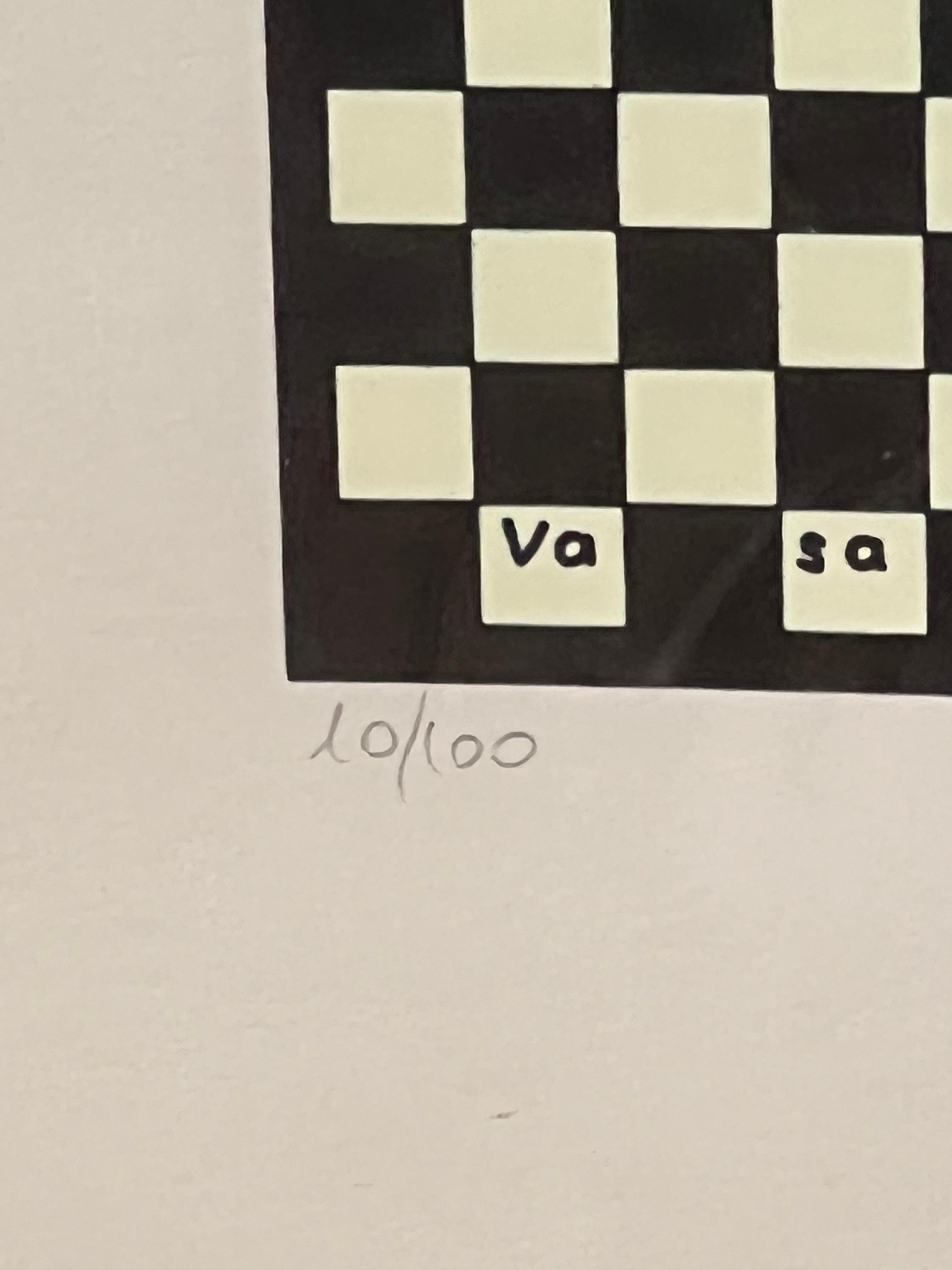 Victor Vasarely, artista húngaro-francés y pionero del movimiento Op Art, es famoso por integrar la abstracción geométrica y las ilusiones ópticas en sus obras de arte. El tablero de ajedrez, una litografía original de 1969, firmada a mano y