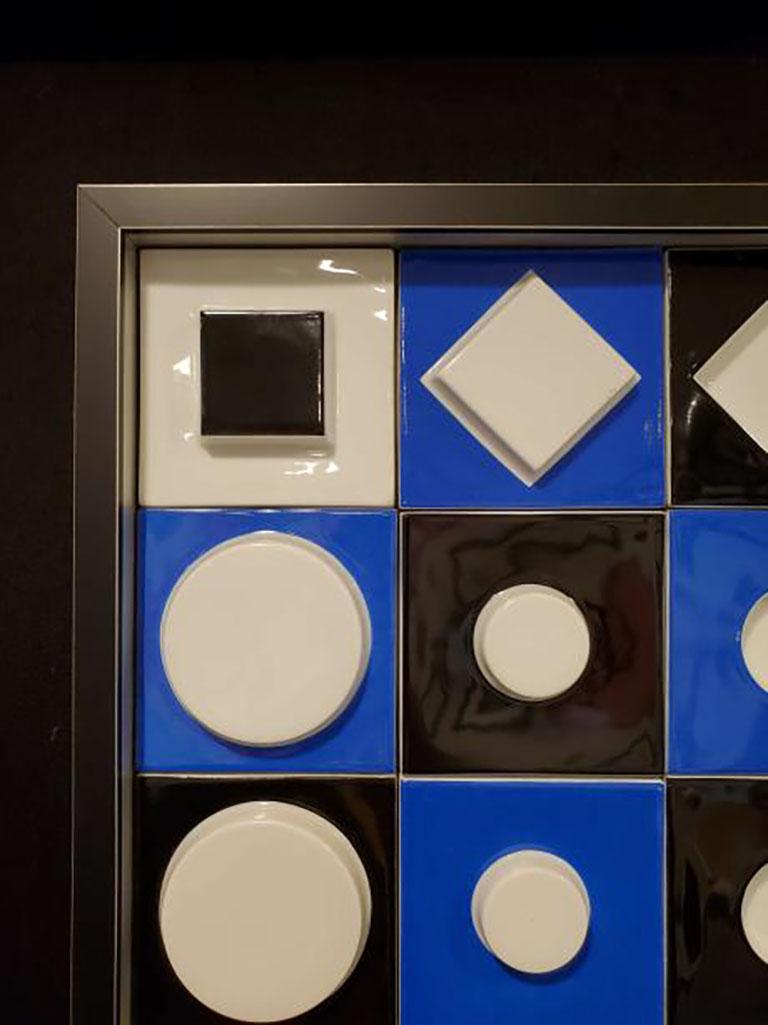 L'habileté de Vasarely à créer un sentiment de tridimensionnalité par l'utilisation d'effets visuels est évidente dans cette œuvre, avec une combinaison de formes géométriques en retrait et en saillie. Les tons noirs, blancs et bleus accentuent
