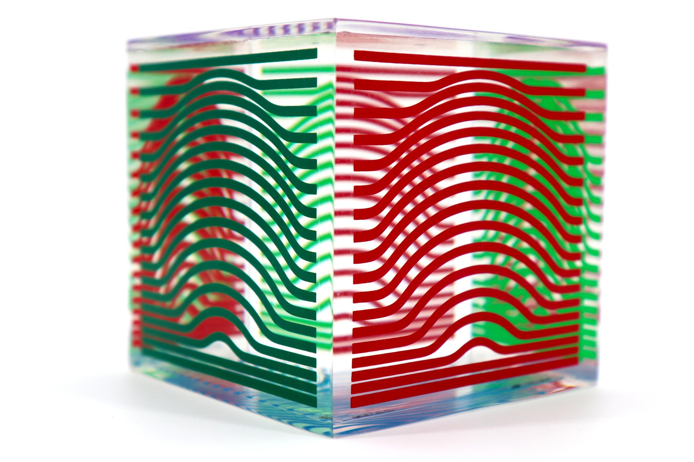 VICTOR VASARELY, MULTI WAVE CUBE, ACRYLIC GLASS SCULPTURE 1970 - Sculpture by Victor Vasarely