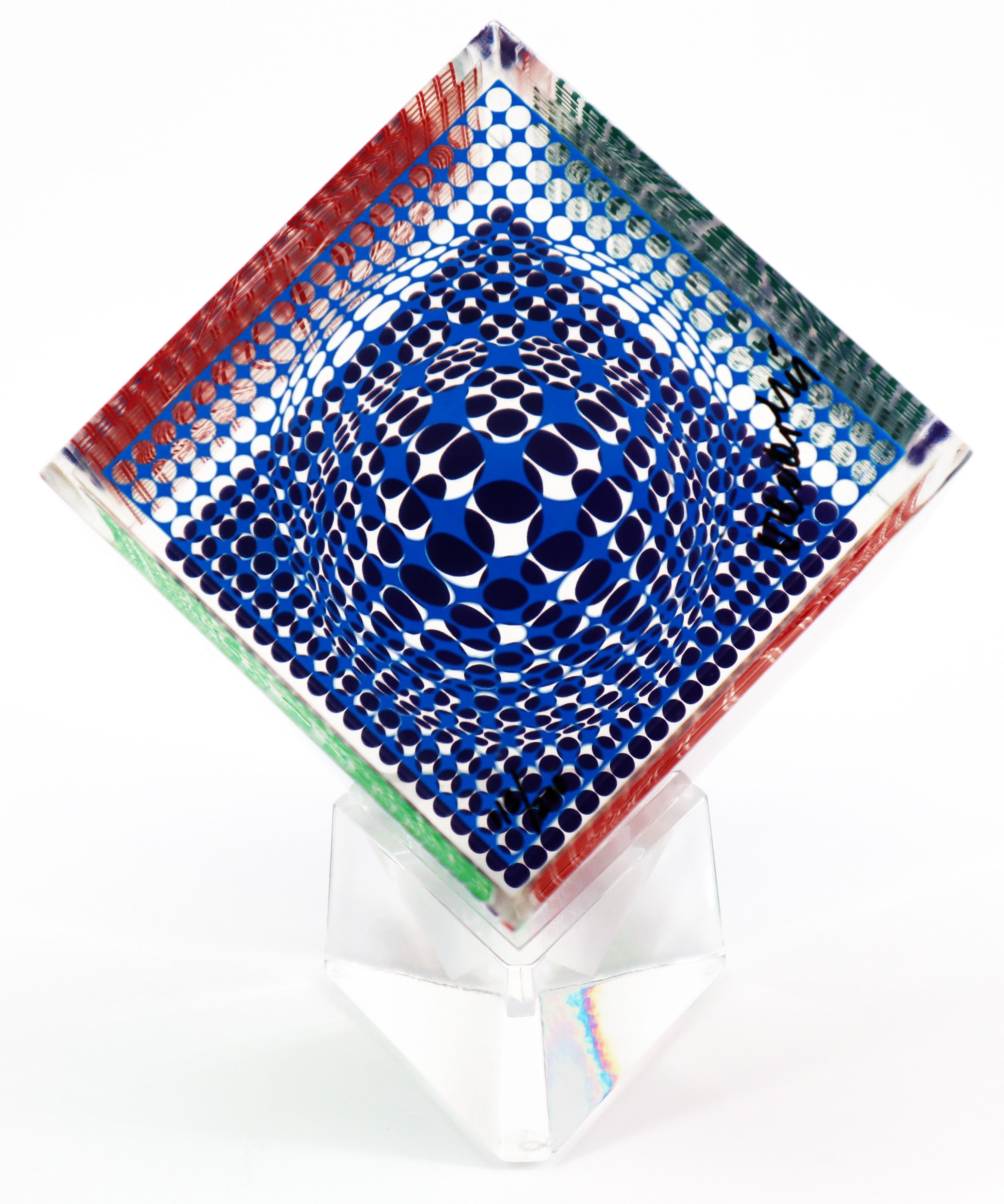 Victor Vasarely, Victor
Oltar Zoelo - I - Anni '70
Multi Wave Cube Serigrafia, scultura in vetro acrilico
Firmato e numerato a mano con pennarello nero.
Edizione: 115/200
Dimensioni con la base: 7,5 x 4 x 4 pollici.
Condizioni: In ottime