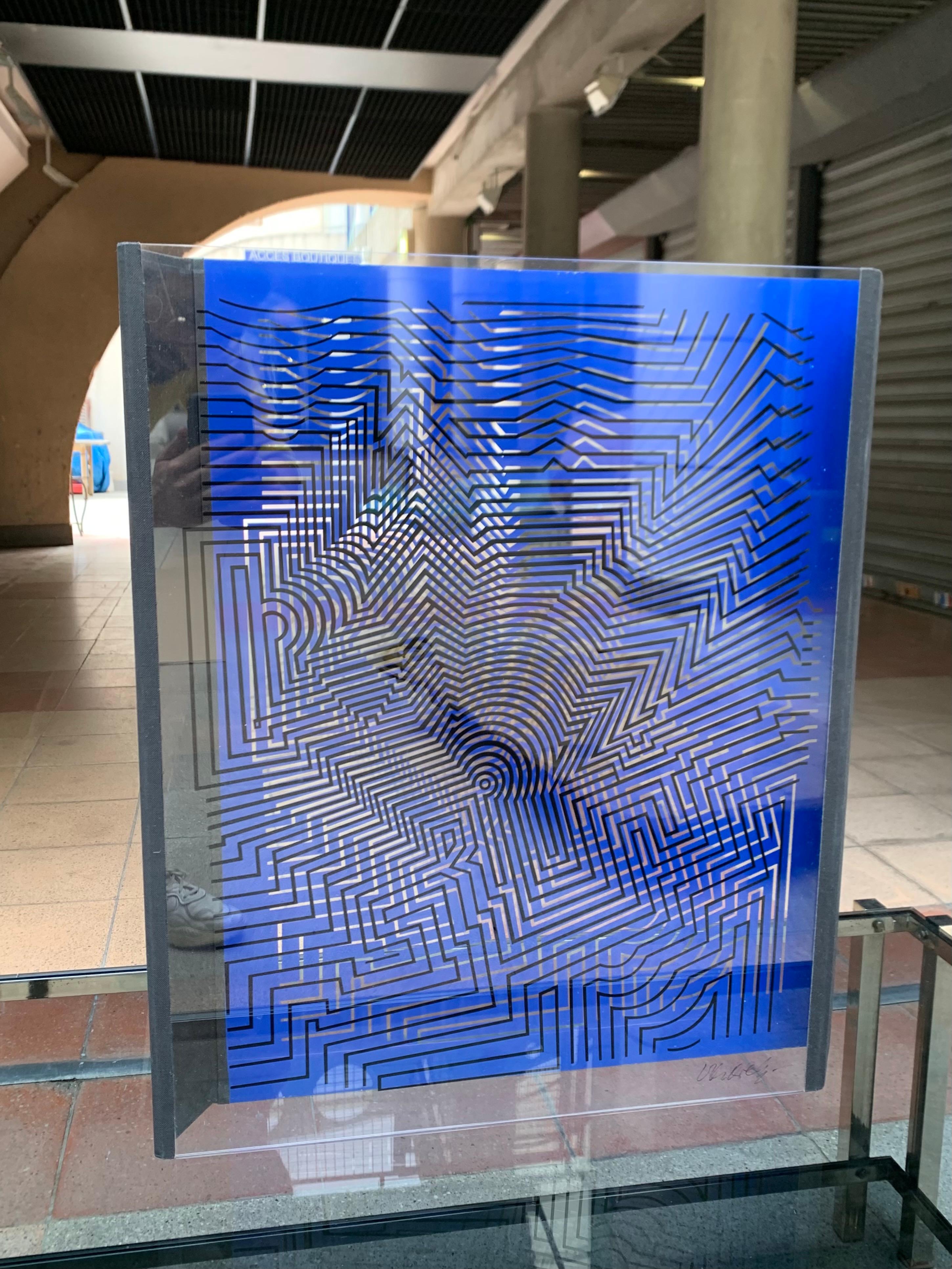 Zint - Sculpture by Vasarely 

Circa 1975
Sculpture consisting of two silk-screen prints on plexiglass linked by a fabric ribbon. 

Work signed by the artist.

Dimensions : H60 x W50 x D8 
Perfect condition 
4900 €