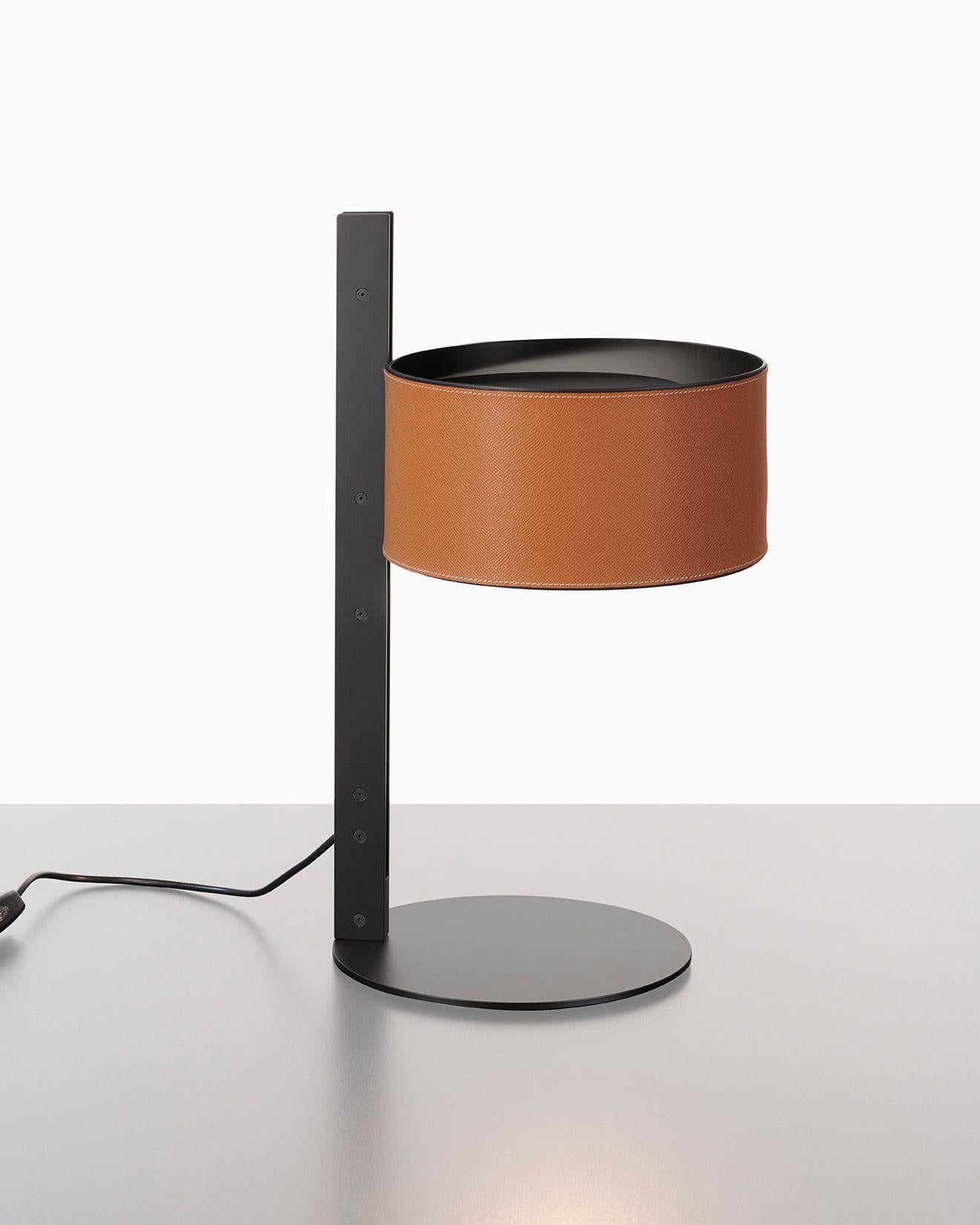 Mid-Century Modern Lampe de bureau Victor Vasilev en métal et cuir par Oluce en vente