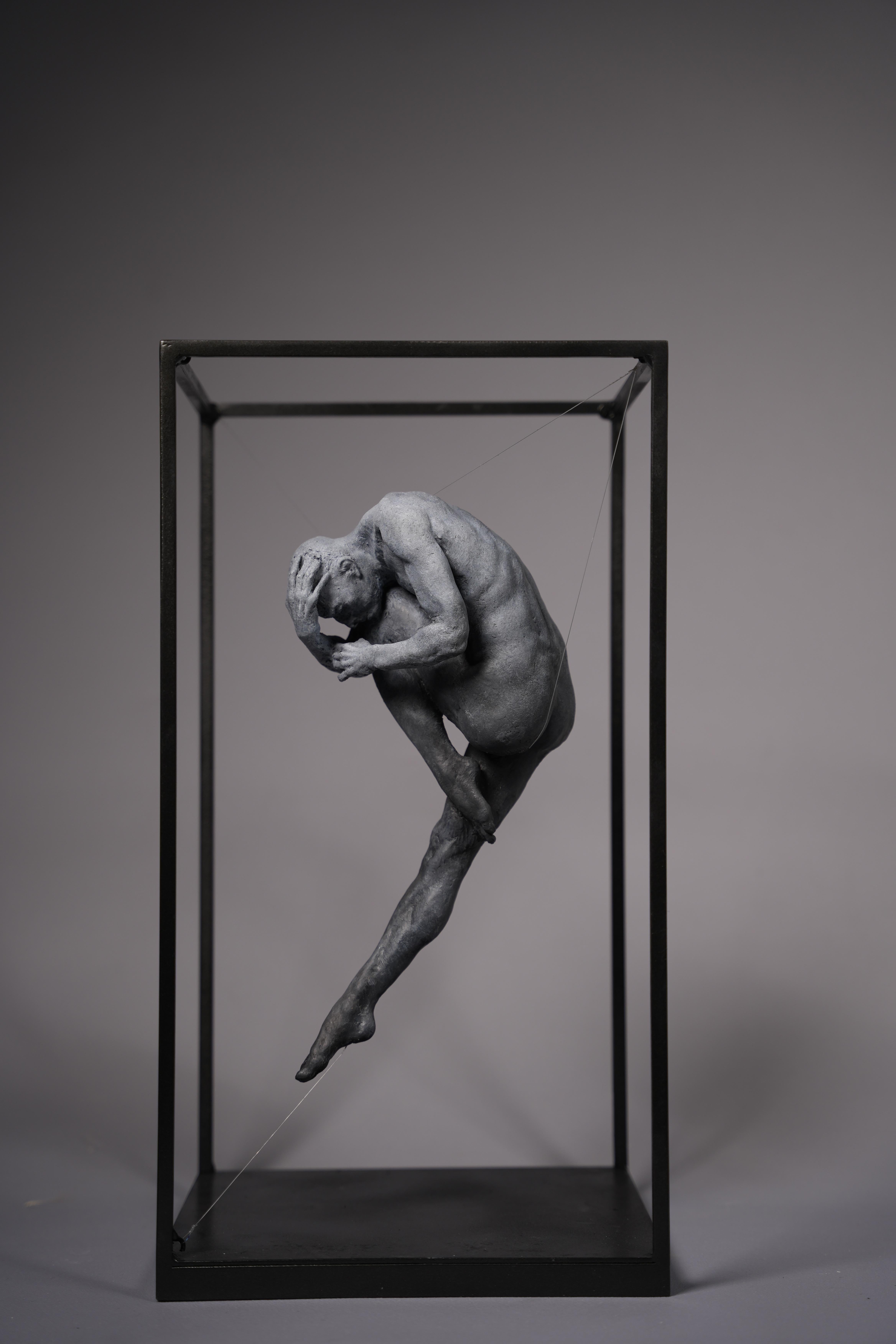 Scultura Teardrop II in resina Maschio Umano Nudo Piccolo Arte Contemporanea Classica - Sculpture di Victor Veber