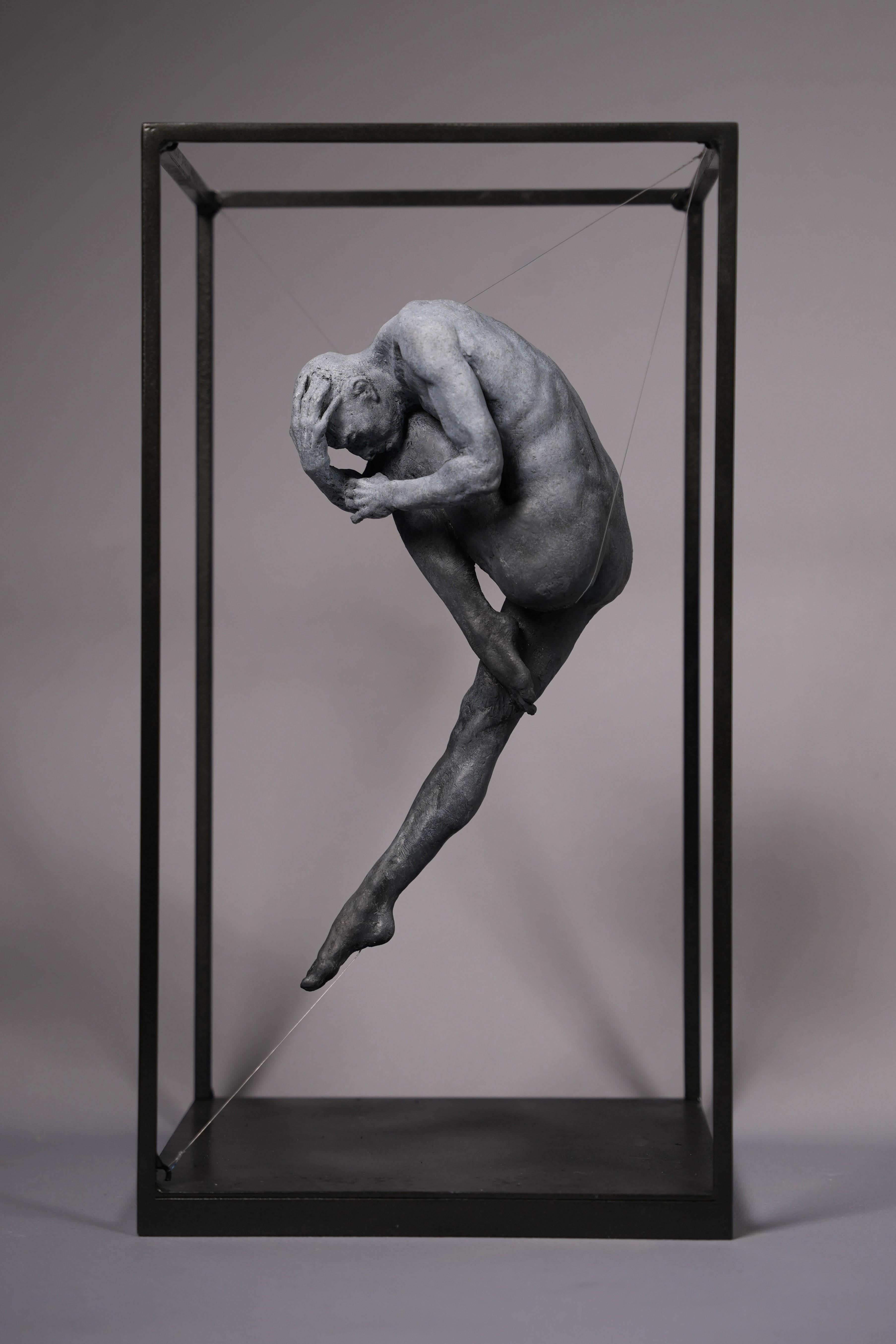 Scultura Teardrop II in resina Maschio Umano Nudo Piccolo Arte Contemporanea Classica in vendita 2