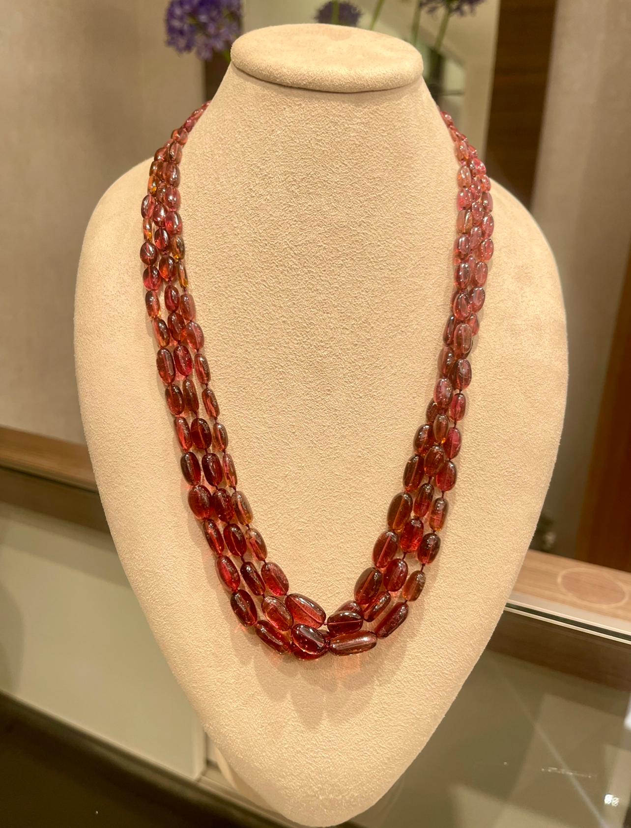 Wunderschöne Halskette von Victor Velyan
Drei abgestufte Reihen von Rubelite Perlen 480CTW mit Clam Clasp und .12ctw Diamanten auf der Spange.  