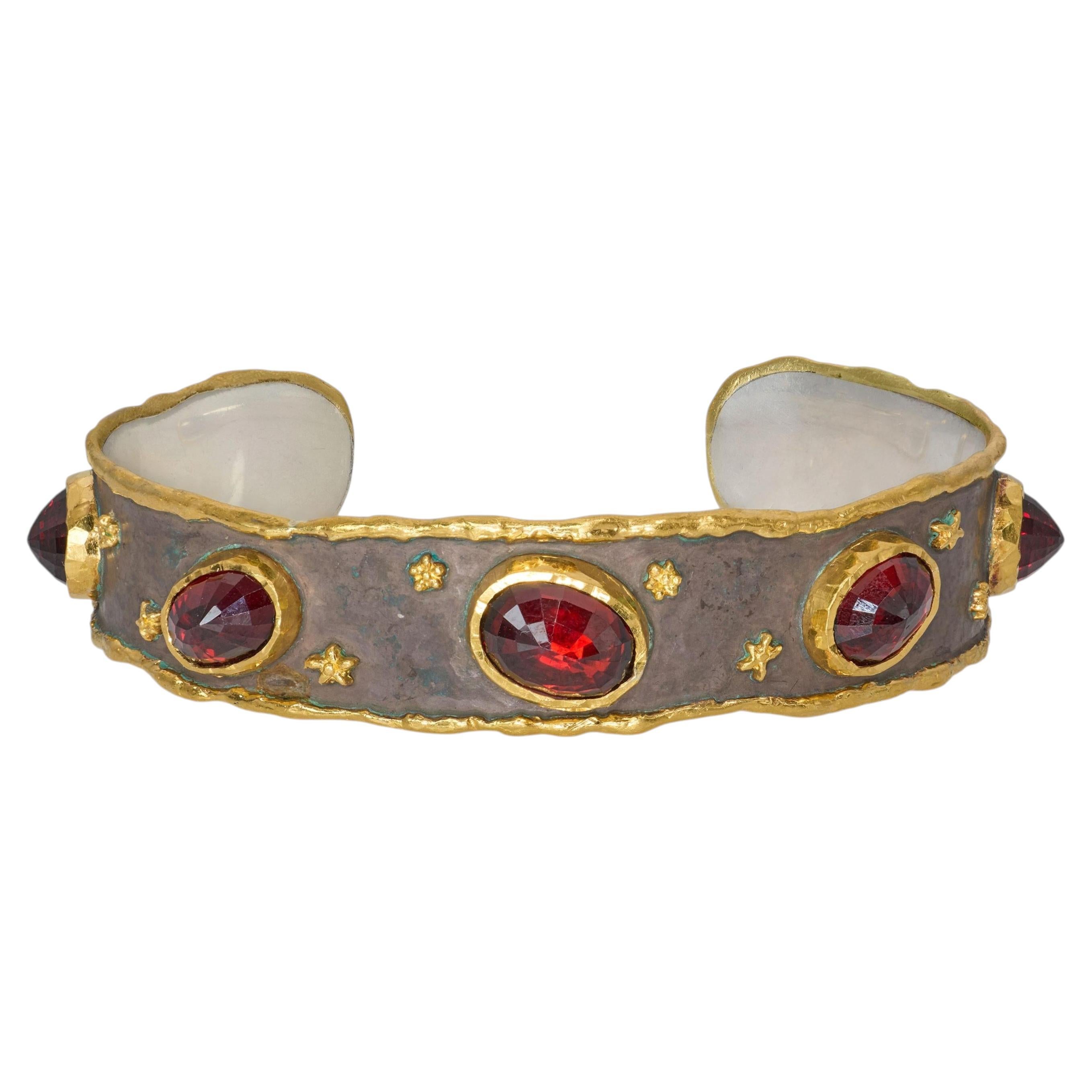 Bracciale a cuffia Victor Velyan in argento sterling e oro giallo 24k con granato spessartite