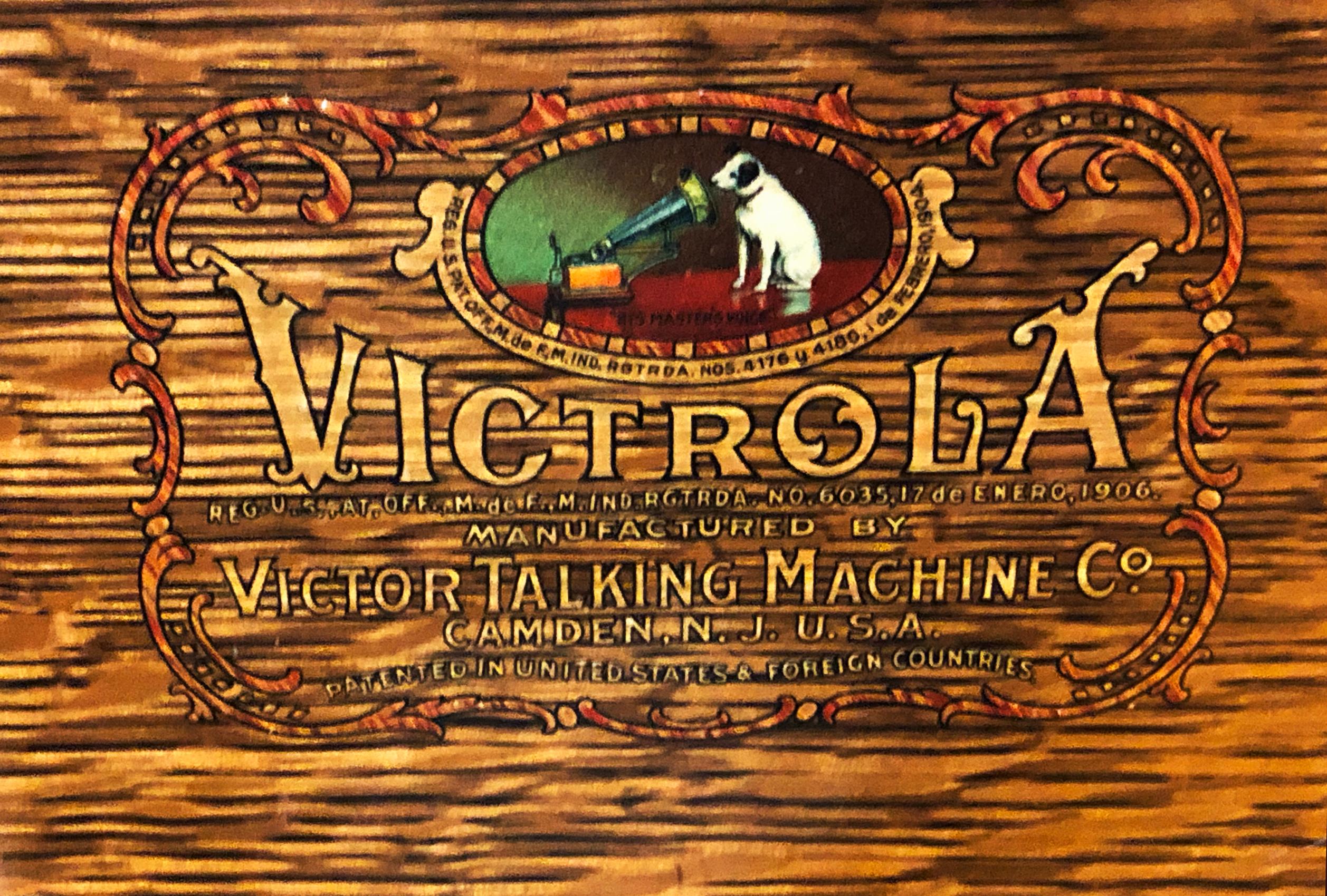 Woodwork Victor Victrola Model VV-S-215 in Mahogany Cabinet in Working Condition