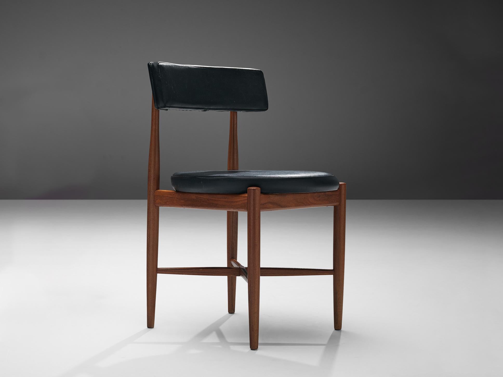 Victor Bramwell Wilkins per G-Plan, sedia da pranzo, modello 'Fresco', ecopelle, teak, Regno Unito, 1967

Sedia da pranzo disegnata da Victor Bramwell Wilkins per il produttore britannico G-Plan nel 1967. Wilkins ha disegnato le sedie per una serie