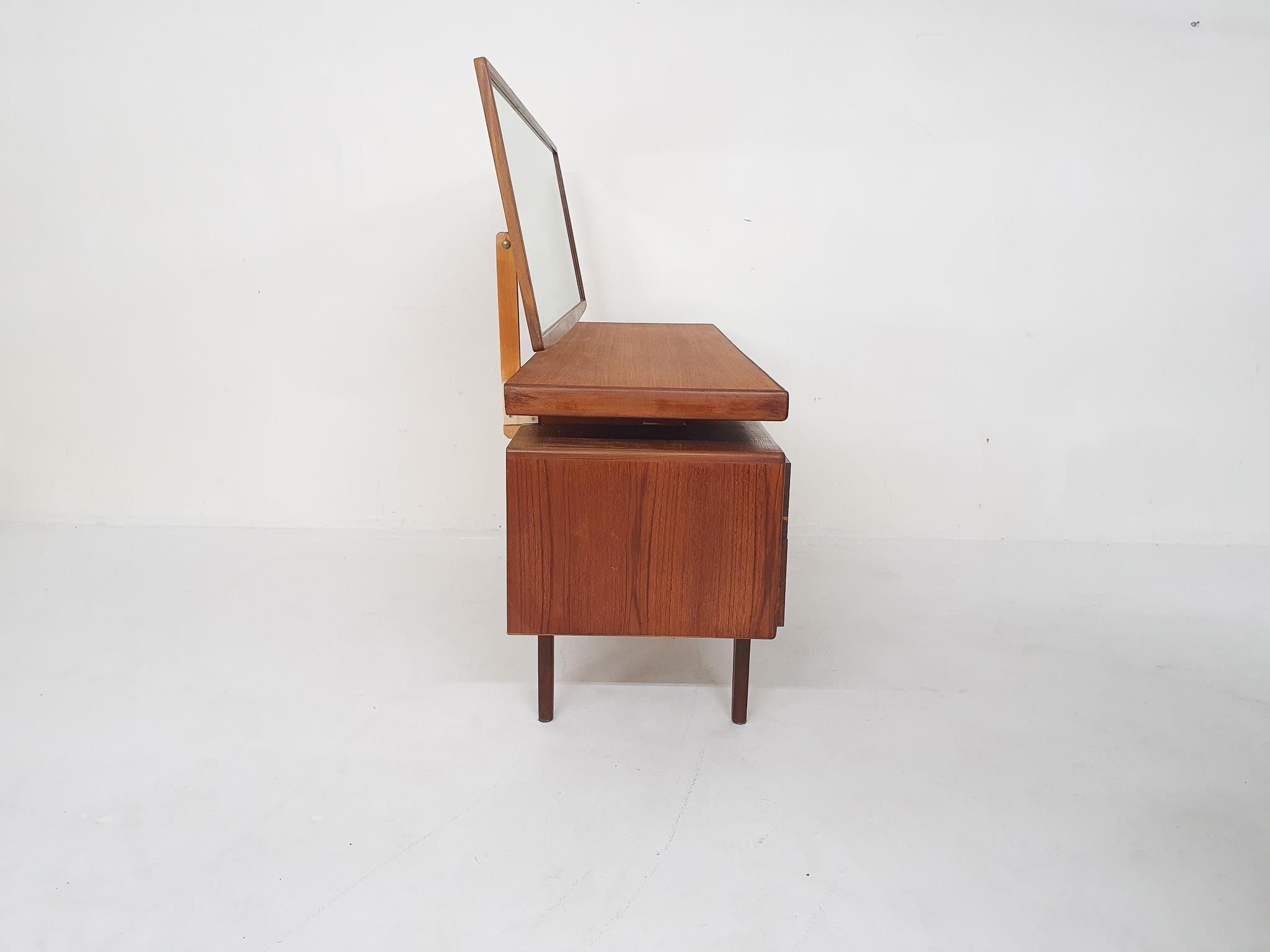 Victor Wilkins for G-Plan Vanity or Dressing Table, U.K 1960s In Good Condition In Amsterdam, NL