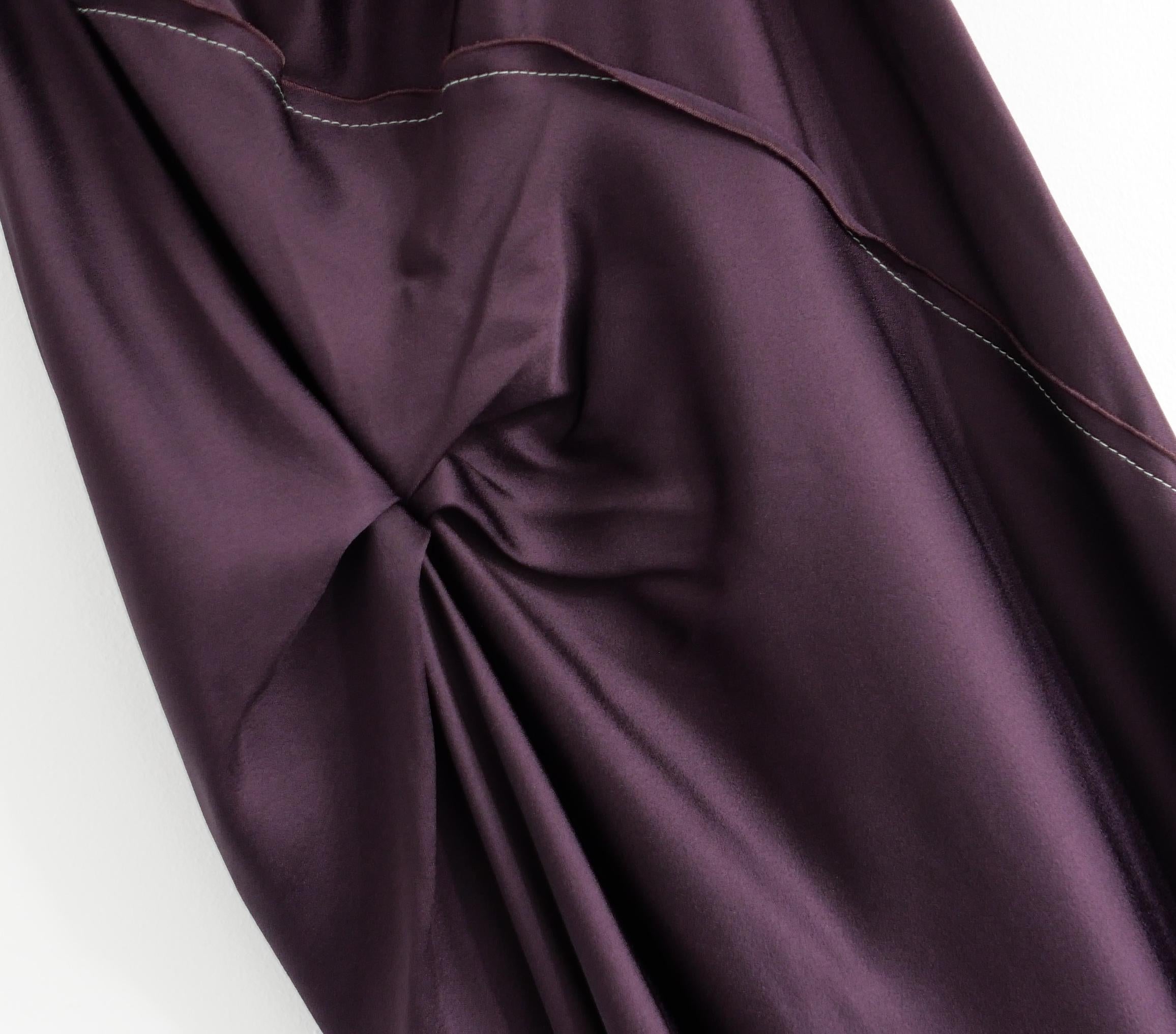 Umwerfend geschnittenes, sexy-schickes Victoria Beckham Asymmetric Draped Midi Dress. Gekauft für £990 und neu mit Tags. Gefertigt aus halbglänzendem, feigefarbenem Acetat-Mischsatin mit supermodernen Merkmalen und Nähten. Es hat einen