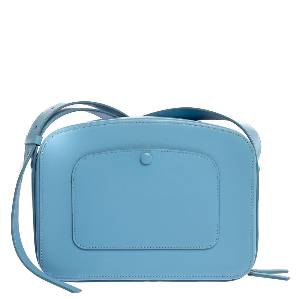 Carry a creation of wonder in your arms by choosing this Victoria Beckham piece which has been meticulously crafted from baby blue leather. The crossbody bag comes with a shoulder strap and a leather interior.

