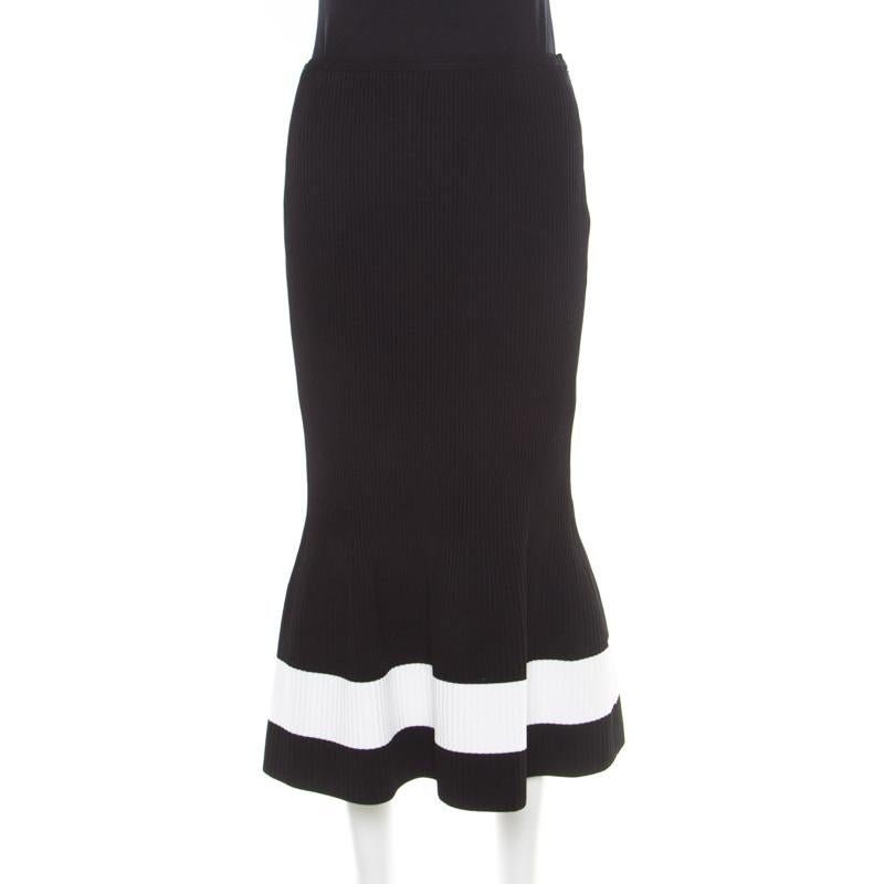 fluted knee-length skirt