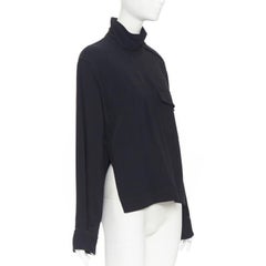 VICTORIA BECKHAM Schwarzes Blusentop aus Krepp mit Brusttasche und Stehkragen UK8 M