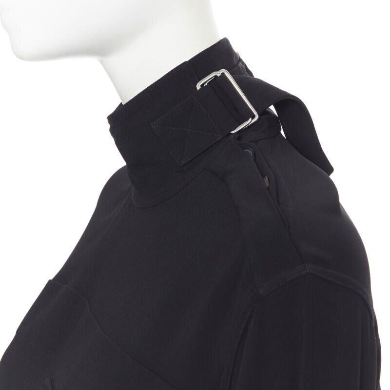 VICTORIA BECKHAM Schwarzes Blusentop aus Krepp mit Brusttasche und Stehkragen UK8 M im Zustand „Gut“ im Angebot in Hong Kong, NT