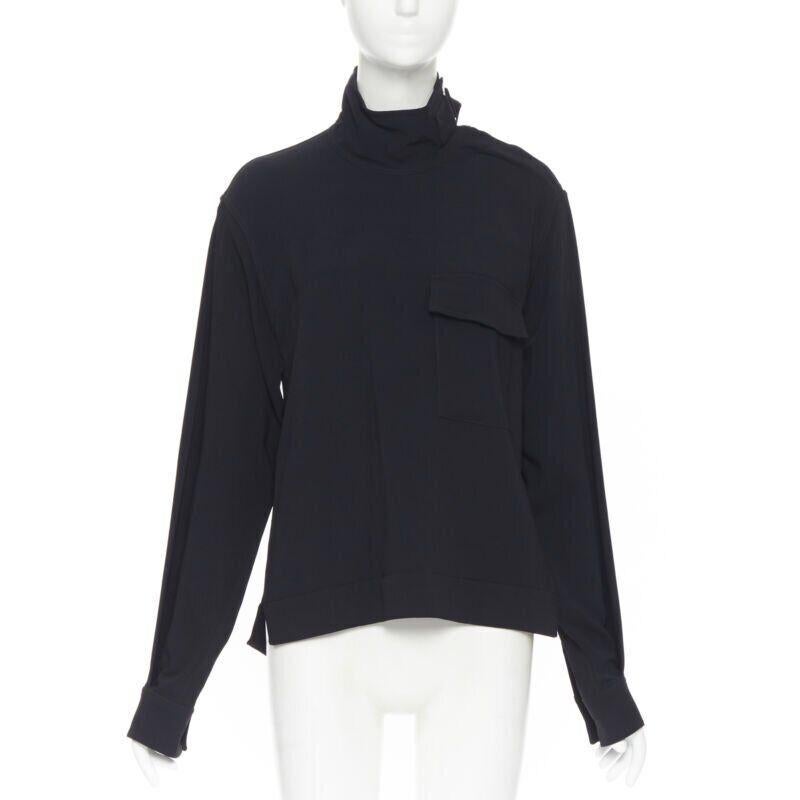 VICTORIA BECKHAM Schwarzes Blusentop aus Krepp mit Brusttasche und Stehkragen UK8 M Damen im Angebot