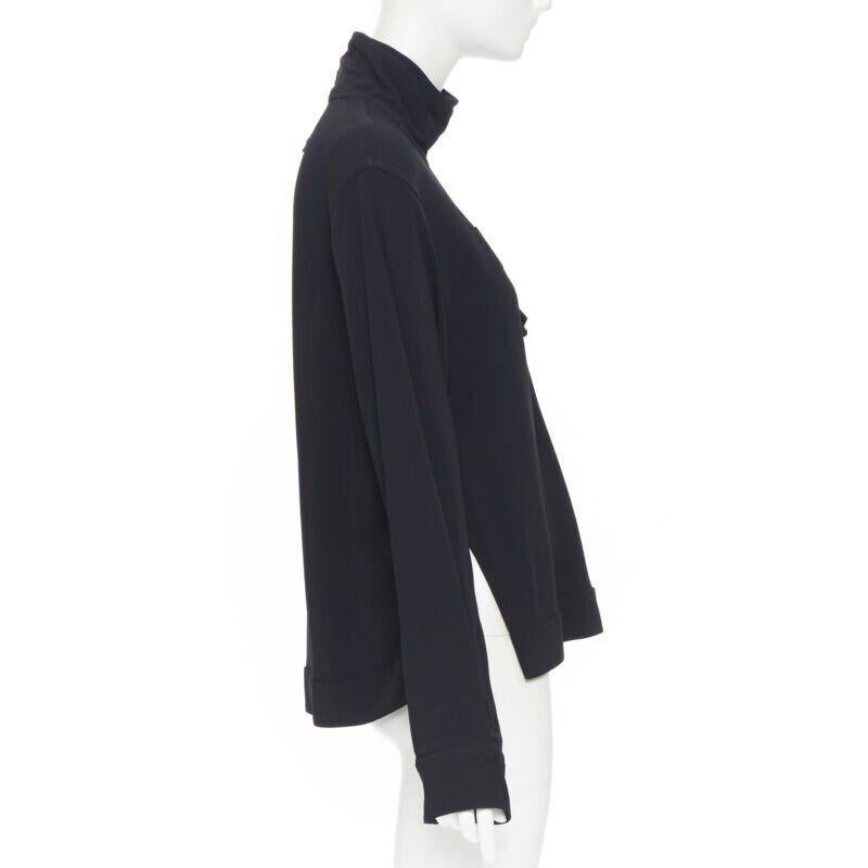 VICTORIA BECKHAM Schwarzes Blusentop aus Krepp mit Brusttasche und Stehkragen UK8 M im Angebot 1