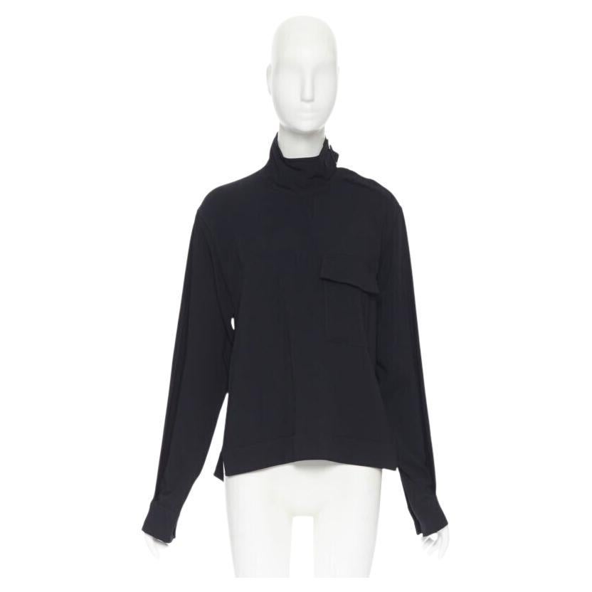 VICTORIA BECKHAM Schwarzes Blusentop aus Krepp mit Brusttasche und Stehkragen UK8 M im Angebot