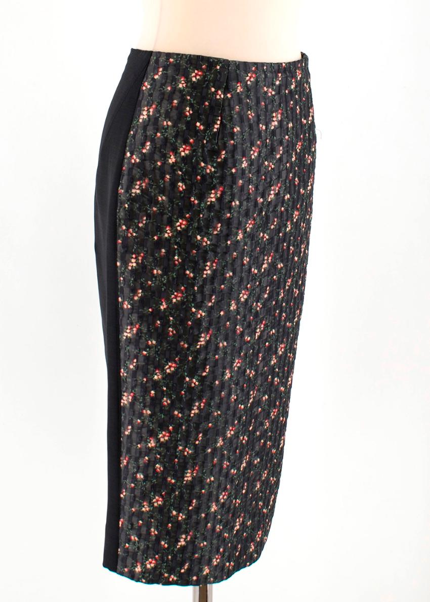 Victoria Beckham - Black Floral Pencil Skirt

Zip up fastening up the back - floral quilted front panel - body con fit

Dry clean only 

Please note, these items are pre-owned and may show signs of being stored even when unworn and unused. This is