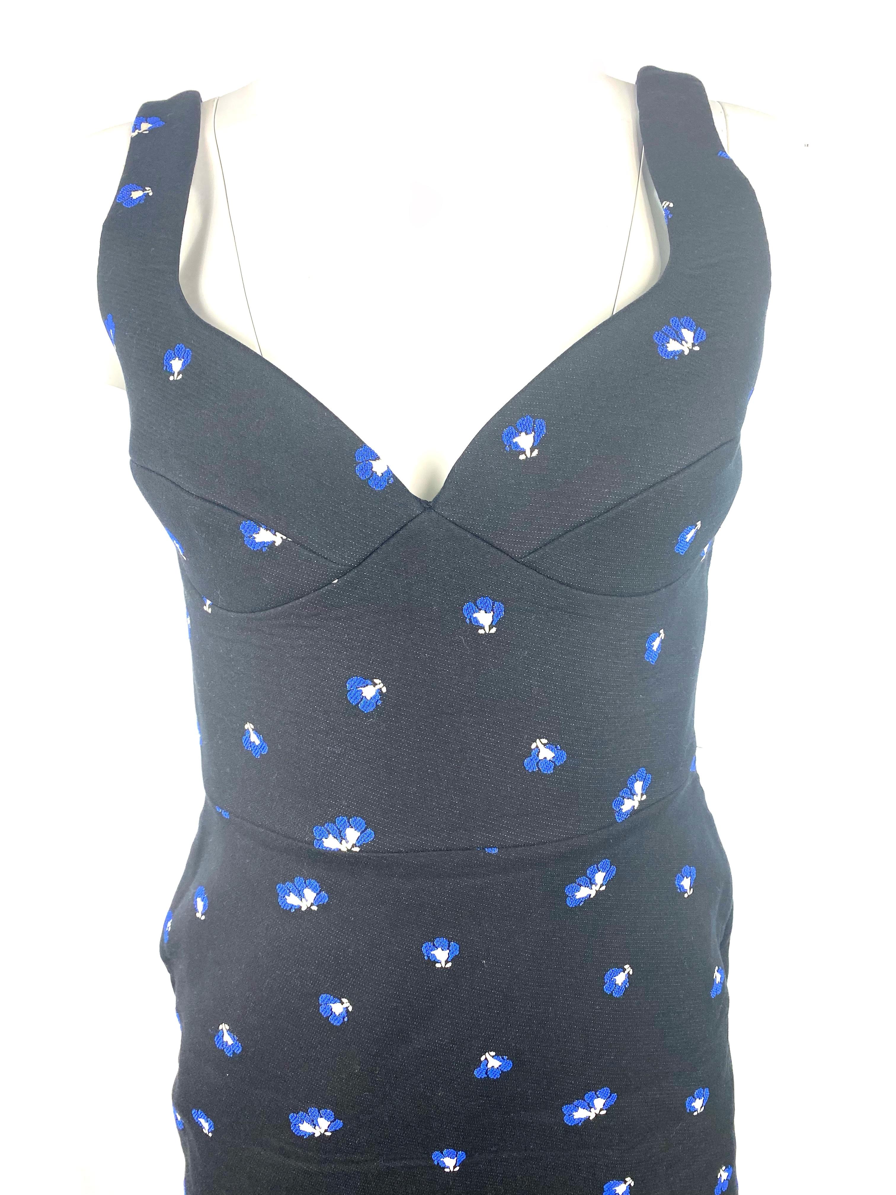 Einzelheiten zum Produkt:

Das Kleid hat ein blau-weißes Blumenmuster, einen durchgehenden silberfarbenen Reißverschluss hinten, einen offenen Rücken und ist mittellang.