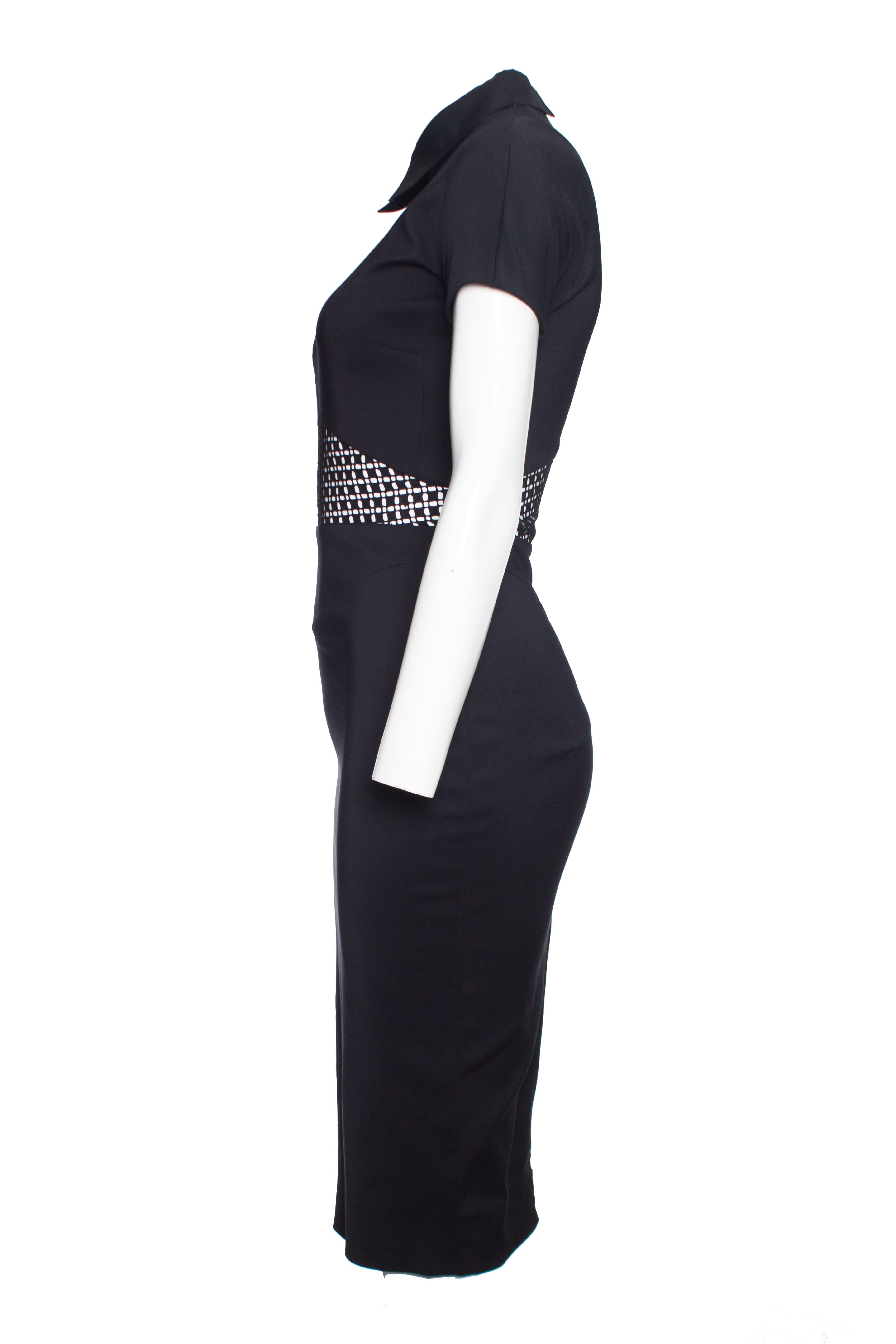 Victoria Beckham, robe ajustée à capuchon à col en dentelle graphique noire (SS/13). Cette pièce est en très bon état.

• CONDITION : très bon état.

• TAILLE : XS

• MESURES : longueur 108 cm, largeur 41 cm, taille 32 cm, longueur des épaules 42