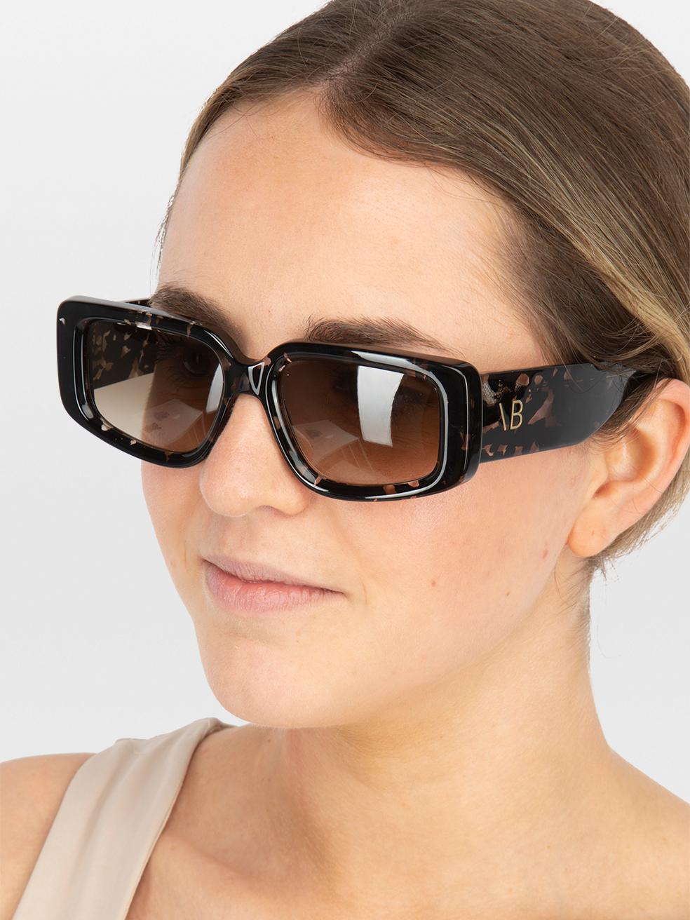CONDITION is New with tags. No visible wear to sunglasses is evident on this new Victoria Beckham designer resale item. This item comes with original packaging.
 

 
 Details
 
 
 Model: VB670S 010
 
 Black Havana
 
 Acetate
 
 Rectangular