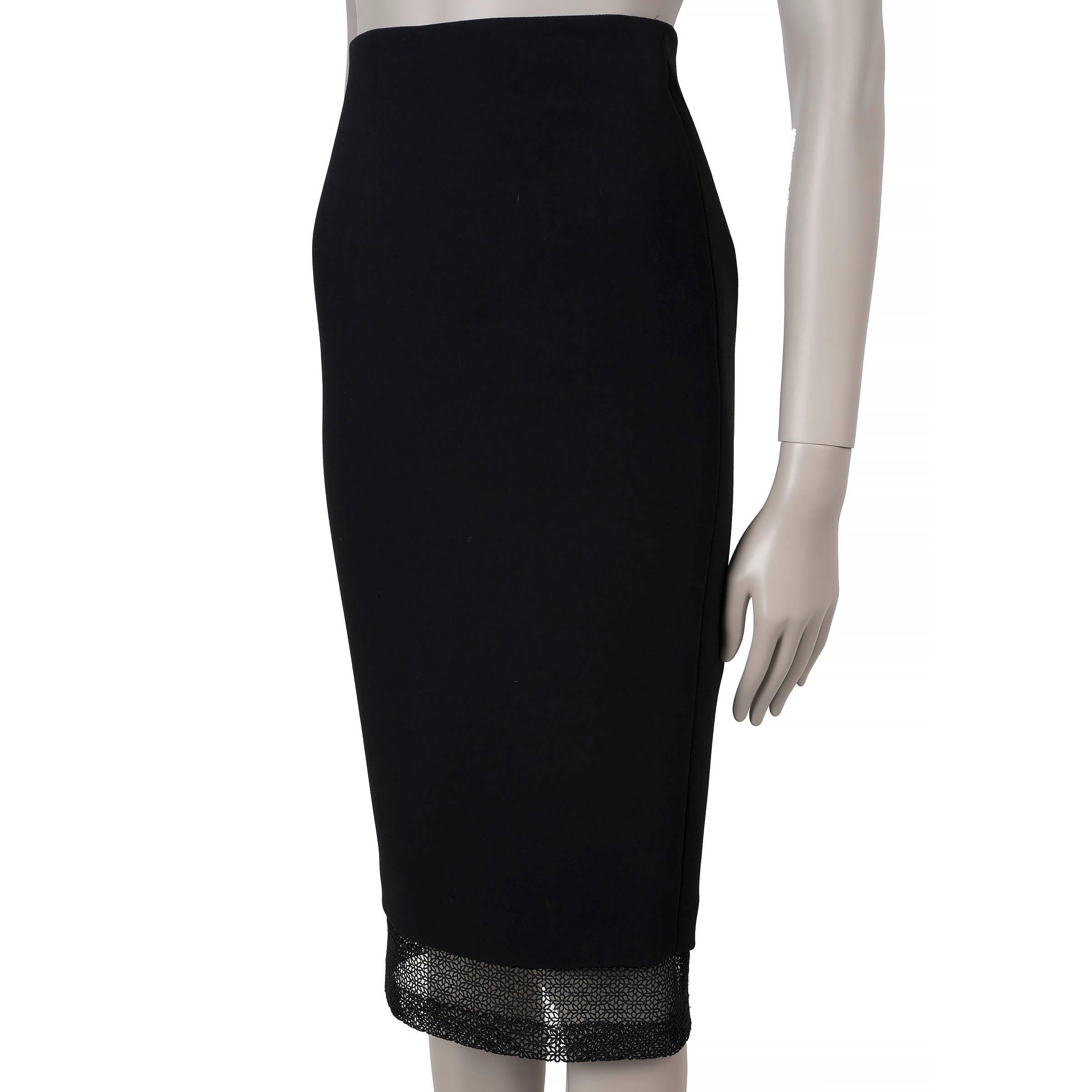 Esta falda lápiz 100% auténtica de Victoria Beckham está confeccionada en triacetato negro (63%) y poliéster (37%). Presenta una silueta bodycon de talle alto con un dobladillo de encaje con ojales bordados para darle un toque femenino. La falda se