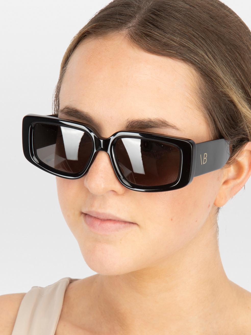 CONDITION is New with tags. No visible wear to sunglasses is evident on this new Victoria Beckham designer resale item. This item comes with original packaging.
 

 
 Details
 
 
 Model: VB670S 001
 
 Black
 
 Acetate
 
 Rectangular sunglasses
 
