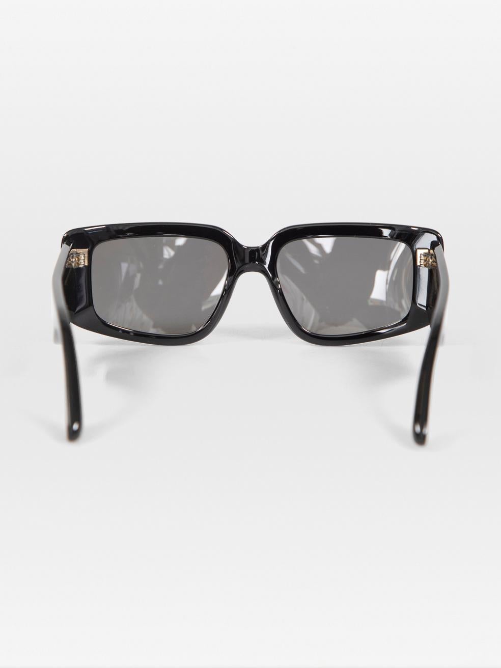 Women's Victoria Beckham Black Logo Rectangular Sunglasses For Sale